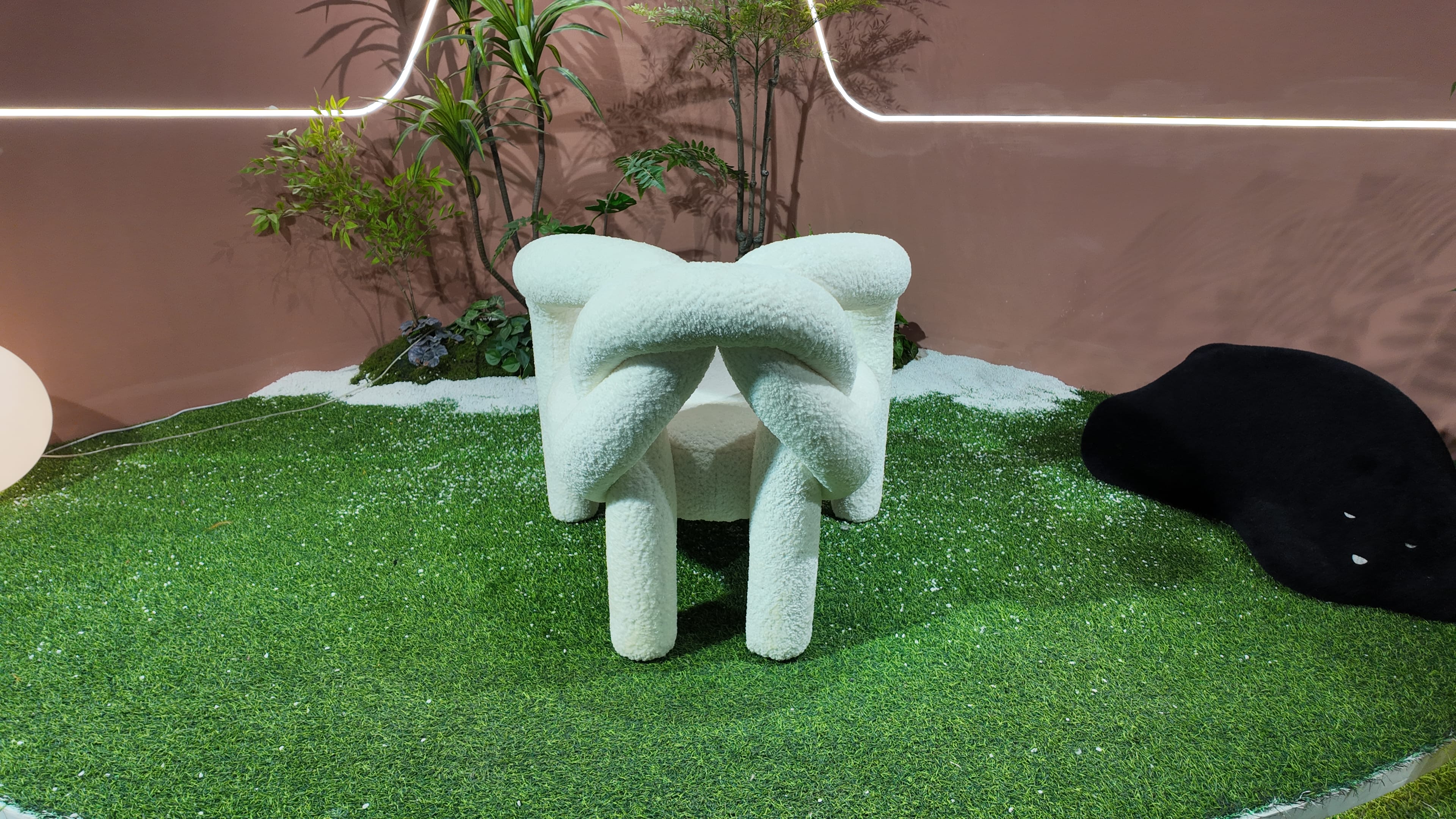 Fauteuil design en tissu bouclé entrelacé – NOEUD