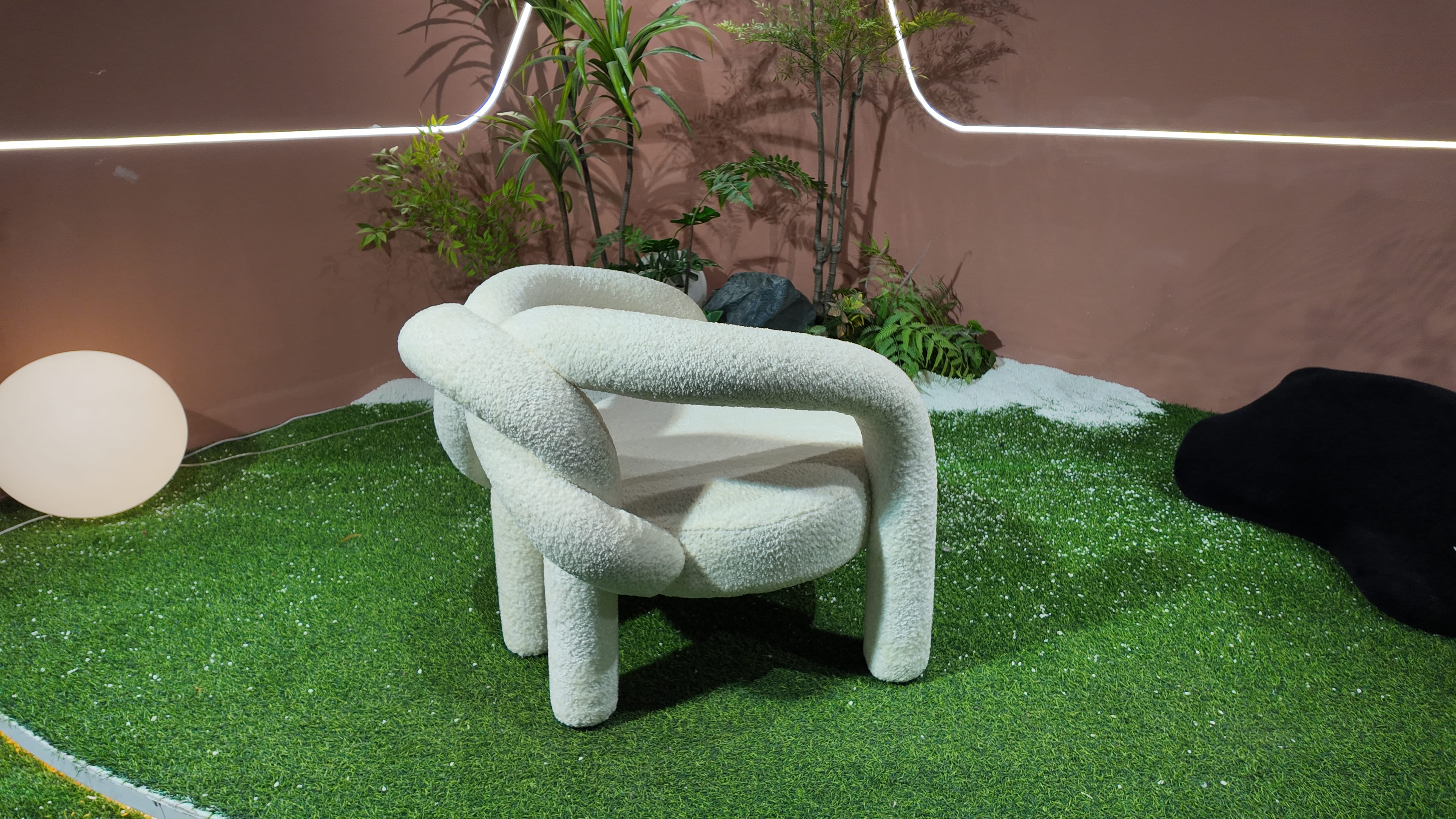 Fauteuil design en tissu bouclé entrelacé – NOEUD