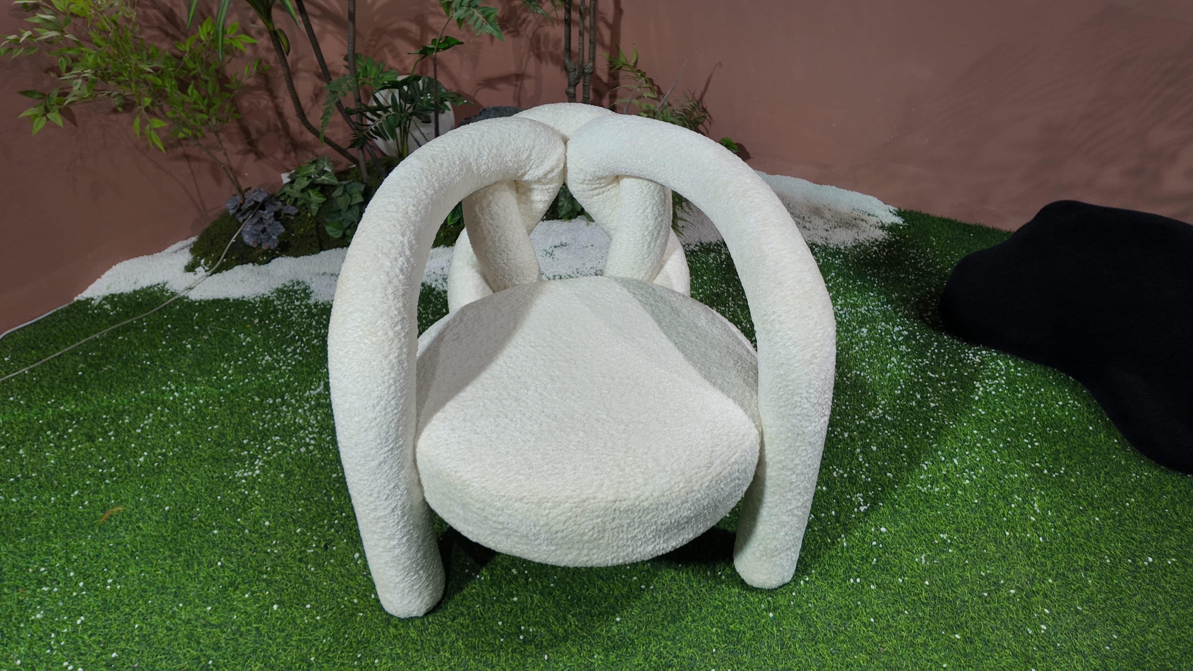 Fauteuil design en tissu bouclé entrelacé – NOEUD