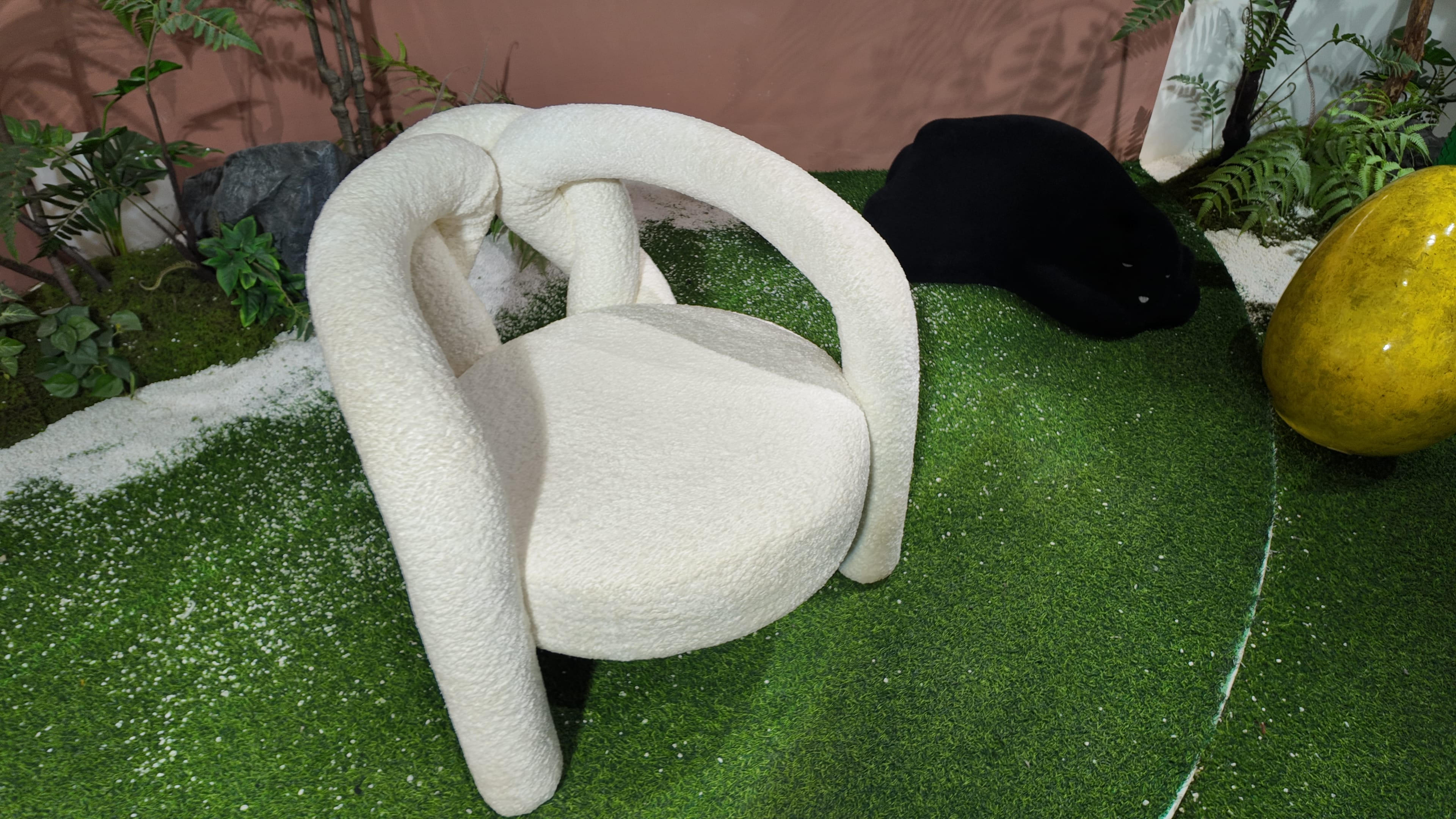 Fauteuil design en tissu bouclé entrelacé – NOEUD