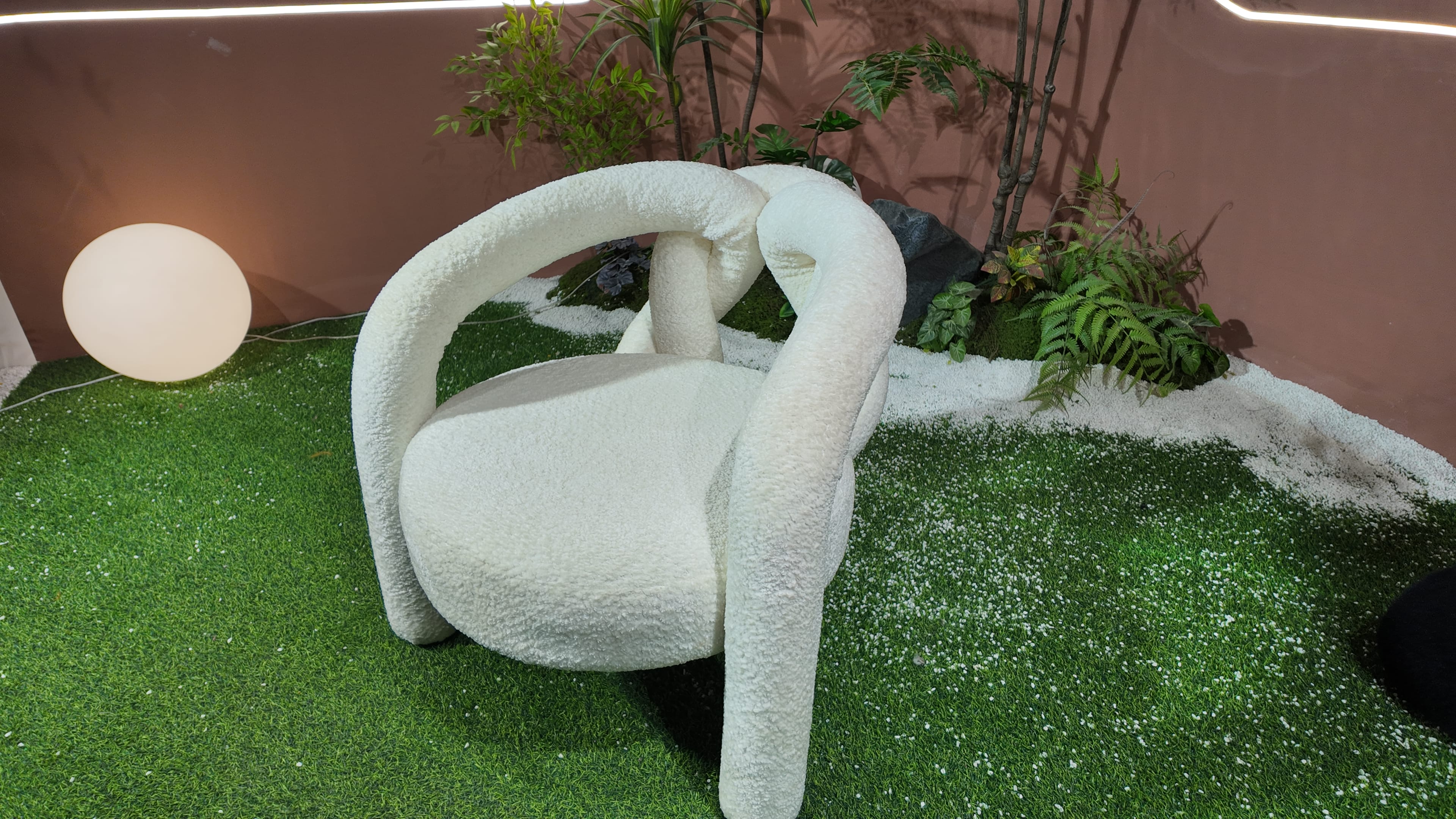 Fauteuil design en tissu bouclé entrelacé – NOEUD