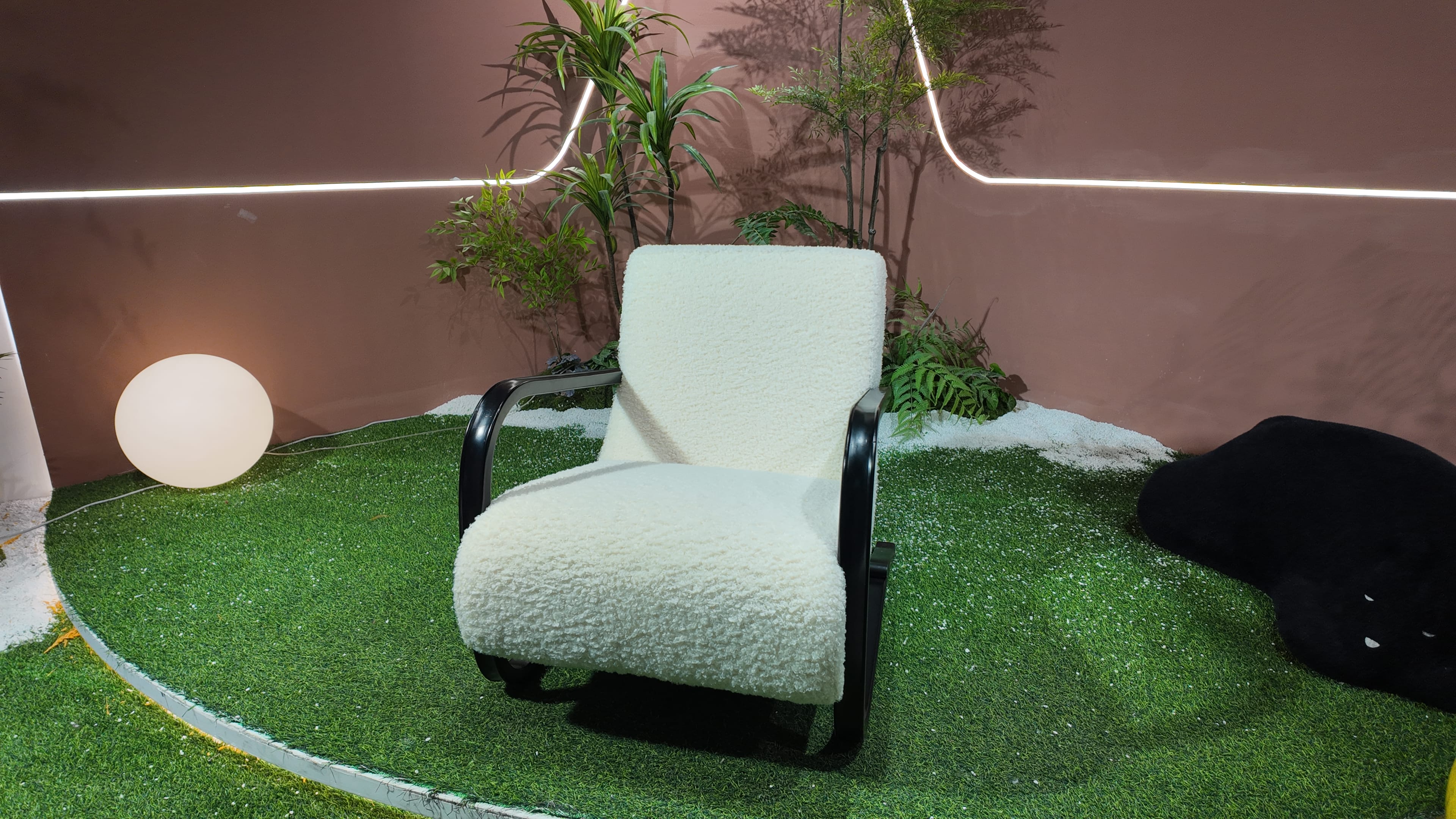 Fauteuil lounge en tissu bouclé écru et piètement bois cintré noir – CLASSICA