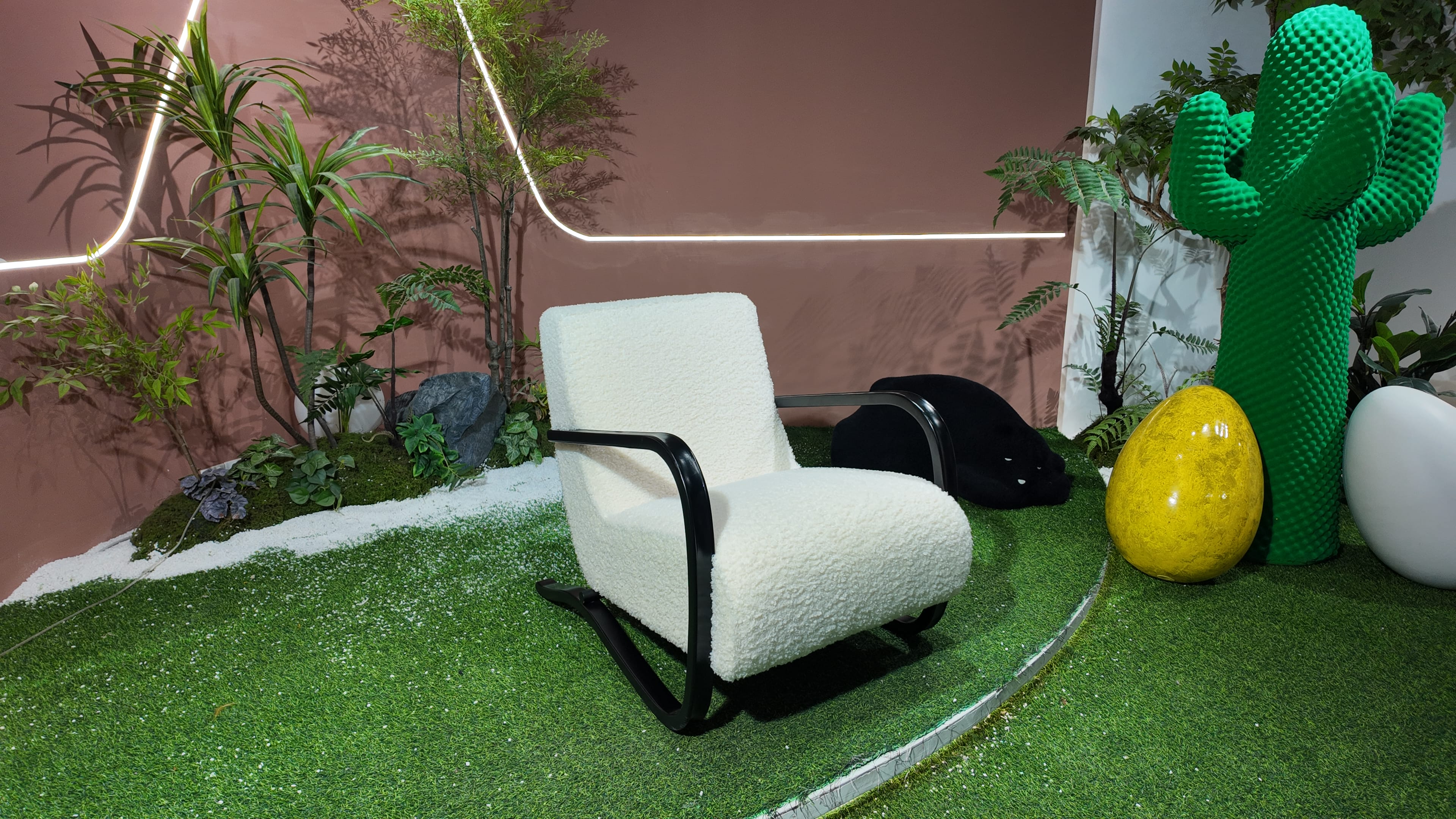 Fauteuil lounge en tissu bouclé écru et piètement bois cintré noir – CLASSICA