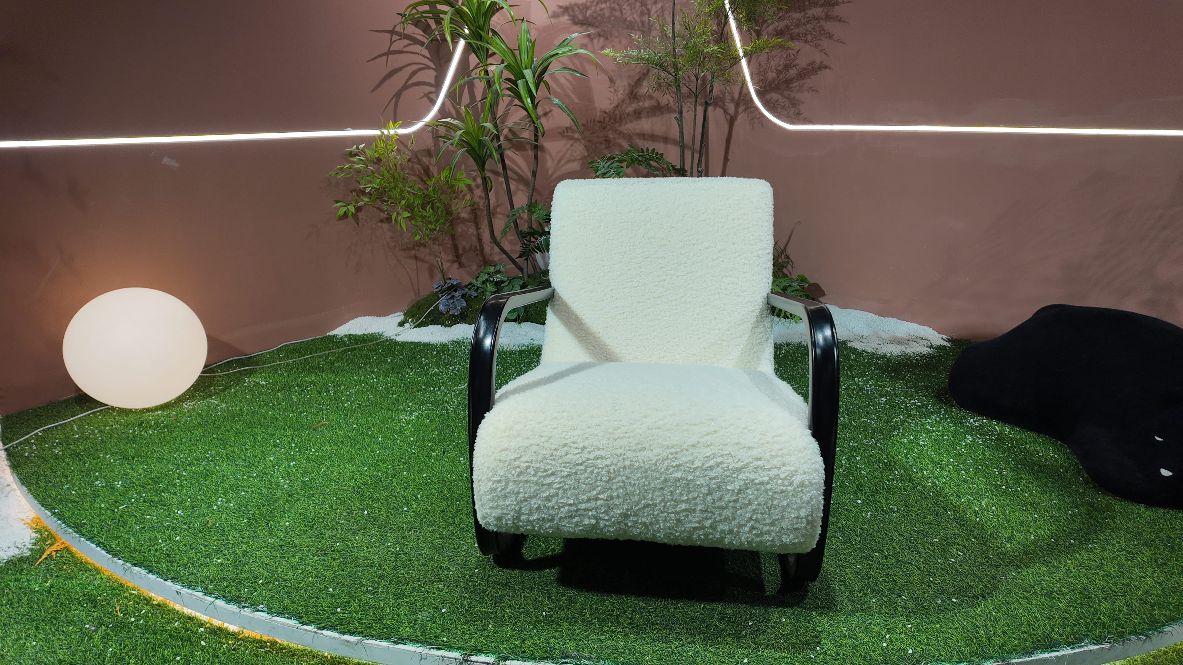 Fauteuil lounge en tissu bouclé écru et piètement bois cintré noir – CLASSICA