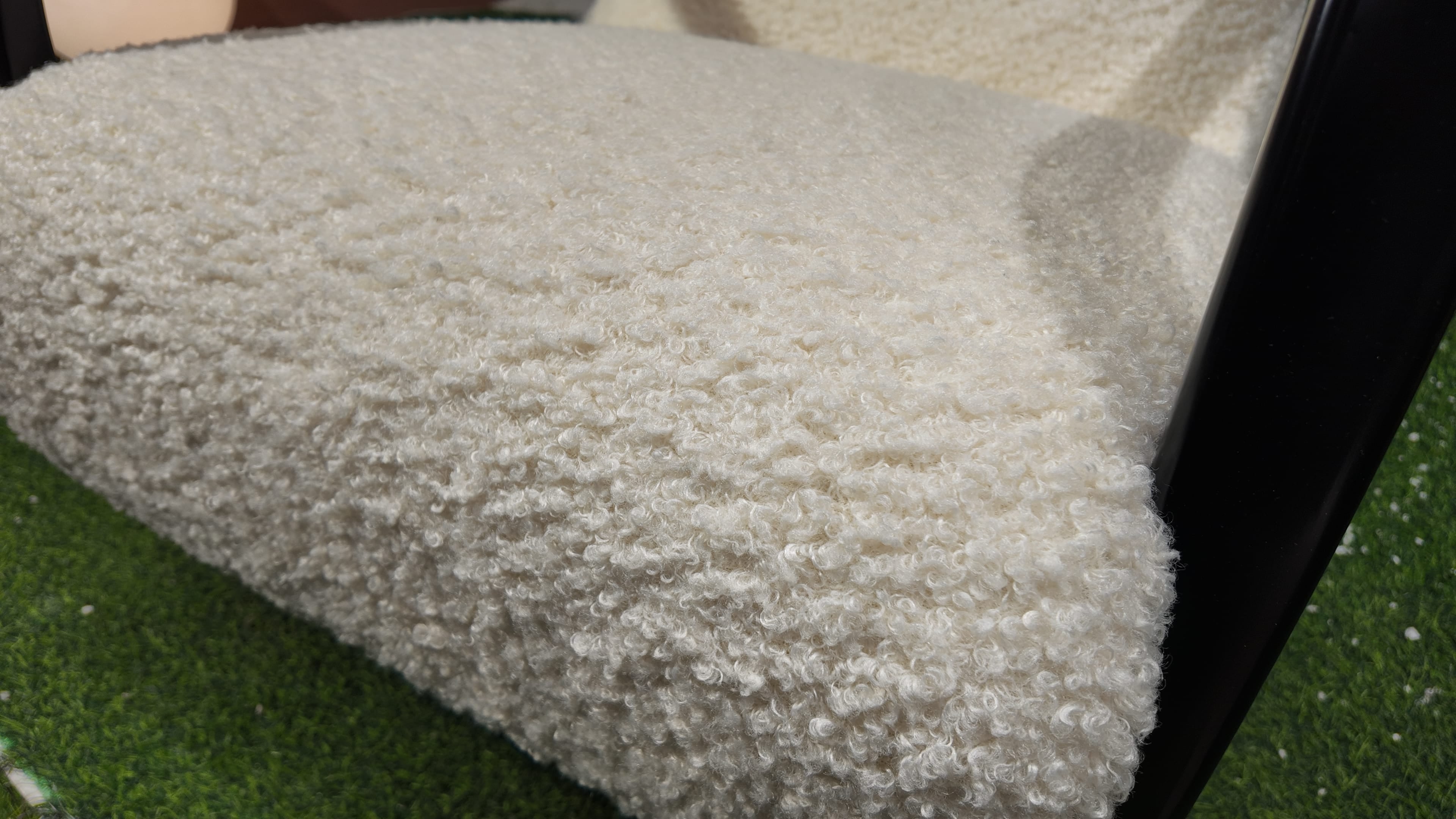 Fauteuil lounge en tissu bouclé écru et piètement bois cintré noir – CLASSICA