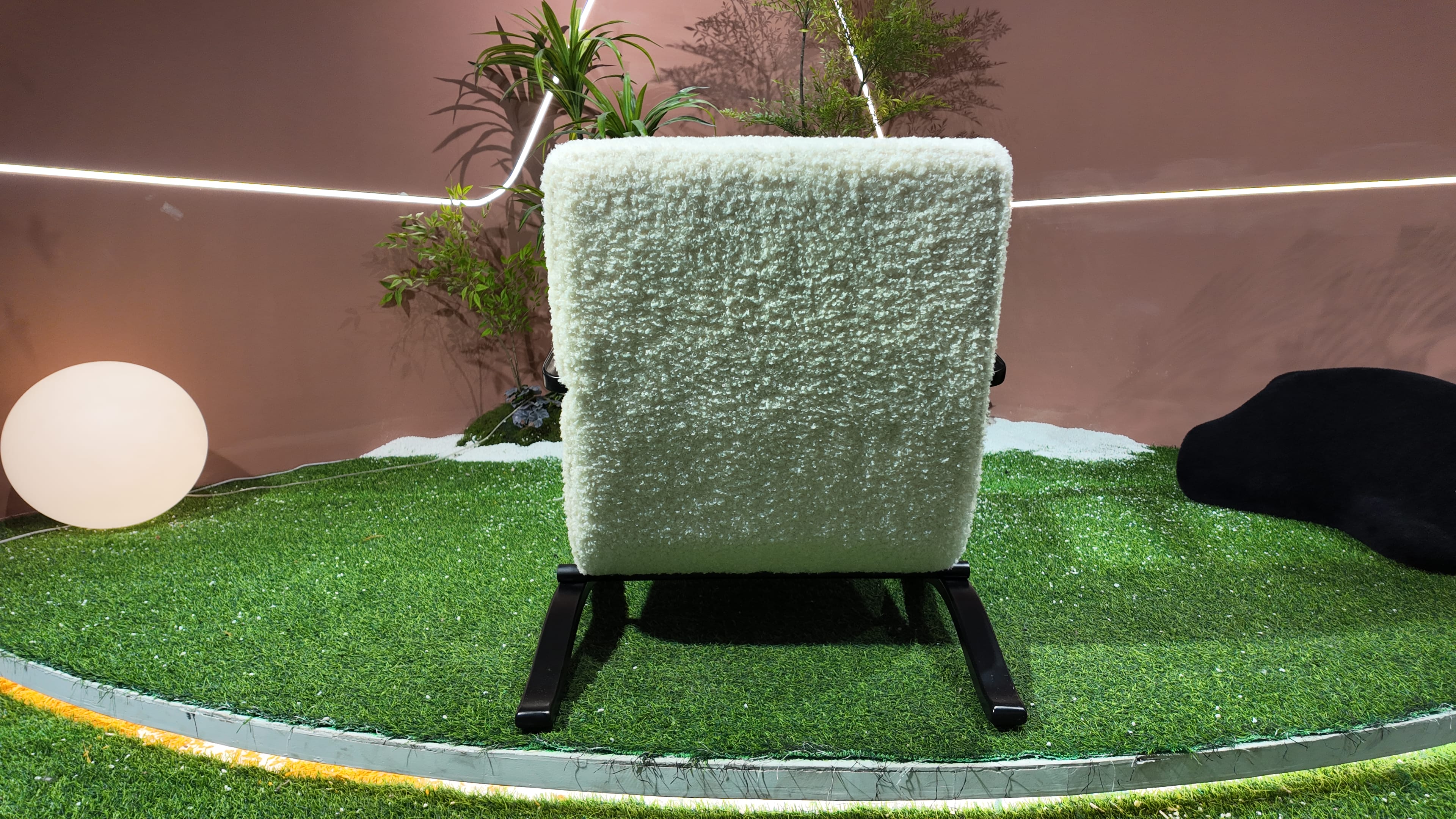 Fauteuil lounge en tissu bouclé écru et piètement bois cintré noir – CLASSICA
