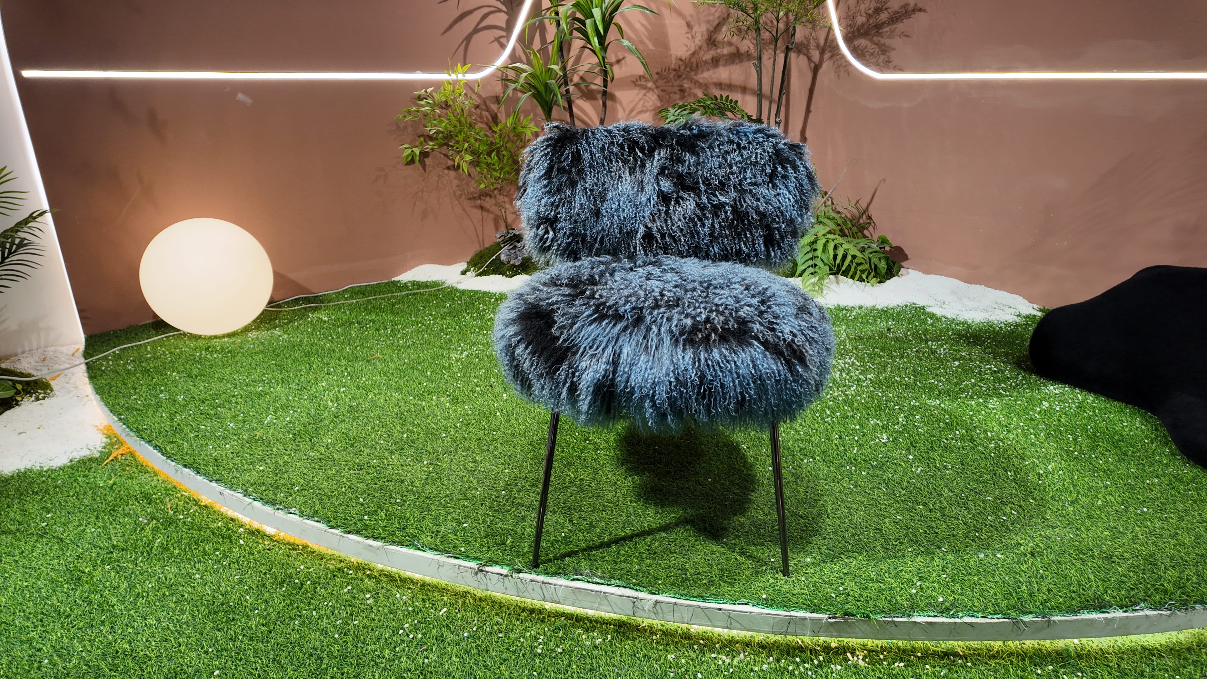 Fauteuil en fourrure longue effet mouton tibétain bleu-gris – Mouton Bleu
