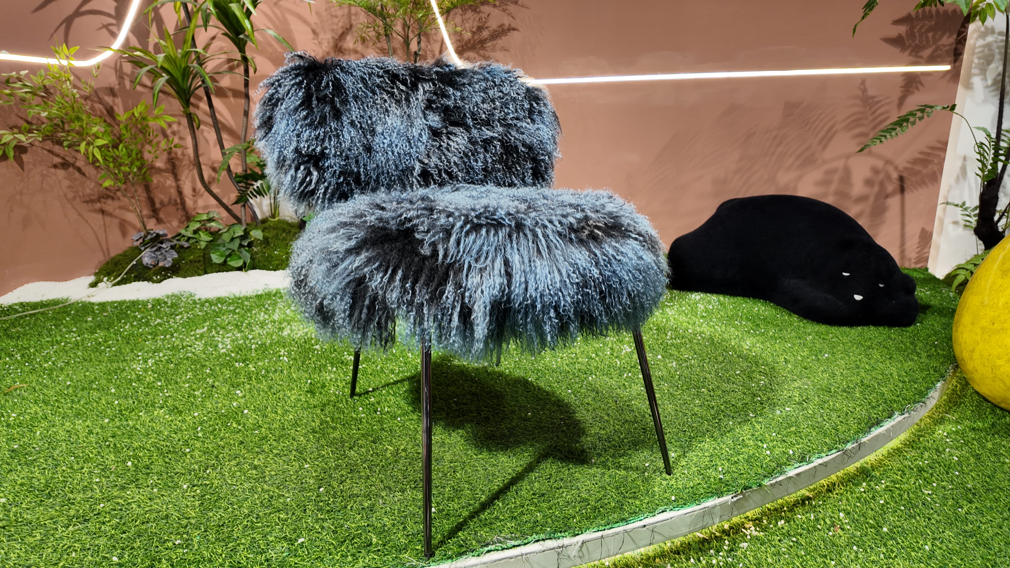 Fauteuil en fourrure longue effet mouton tibétain bleu-gris – Mouton Bleu