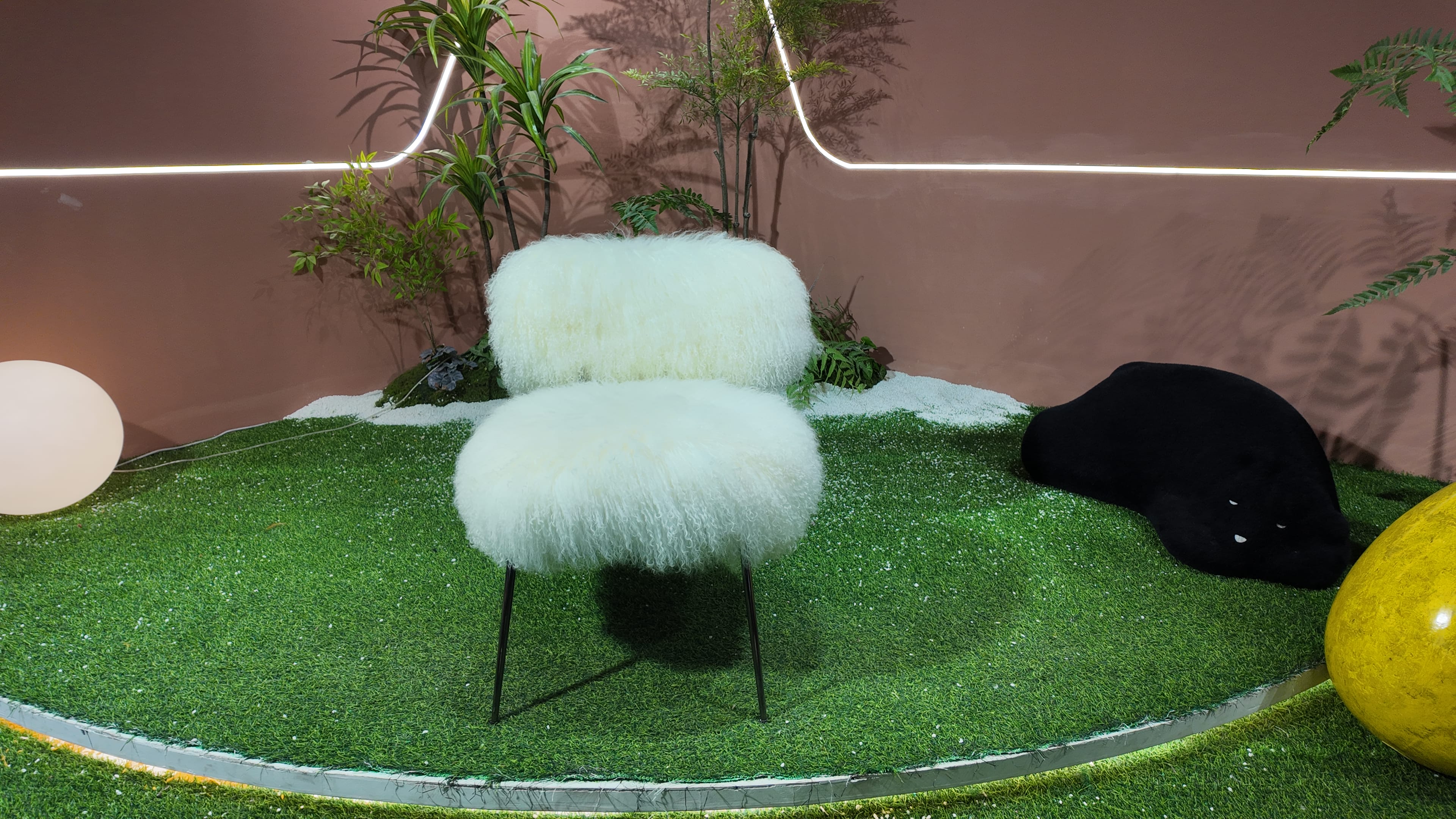 Fauteuil en fourrure longue bouclée blanche – Mouton Blanc