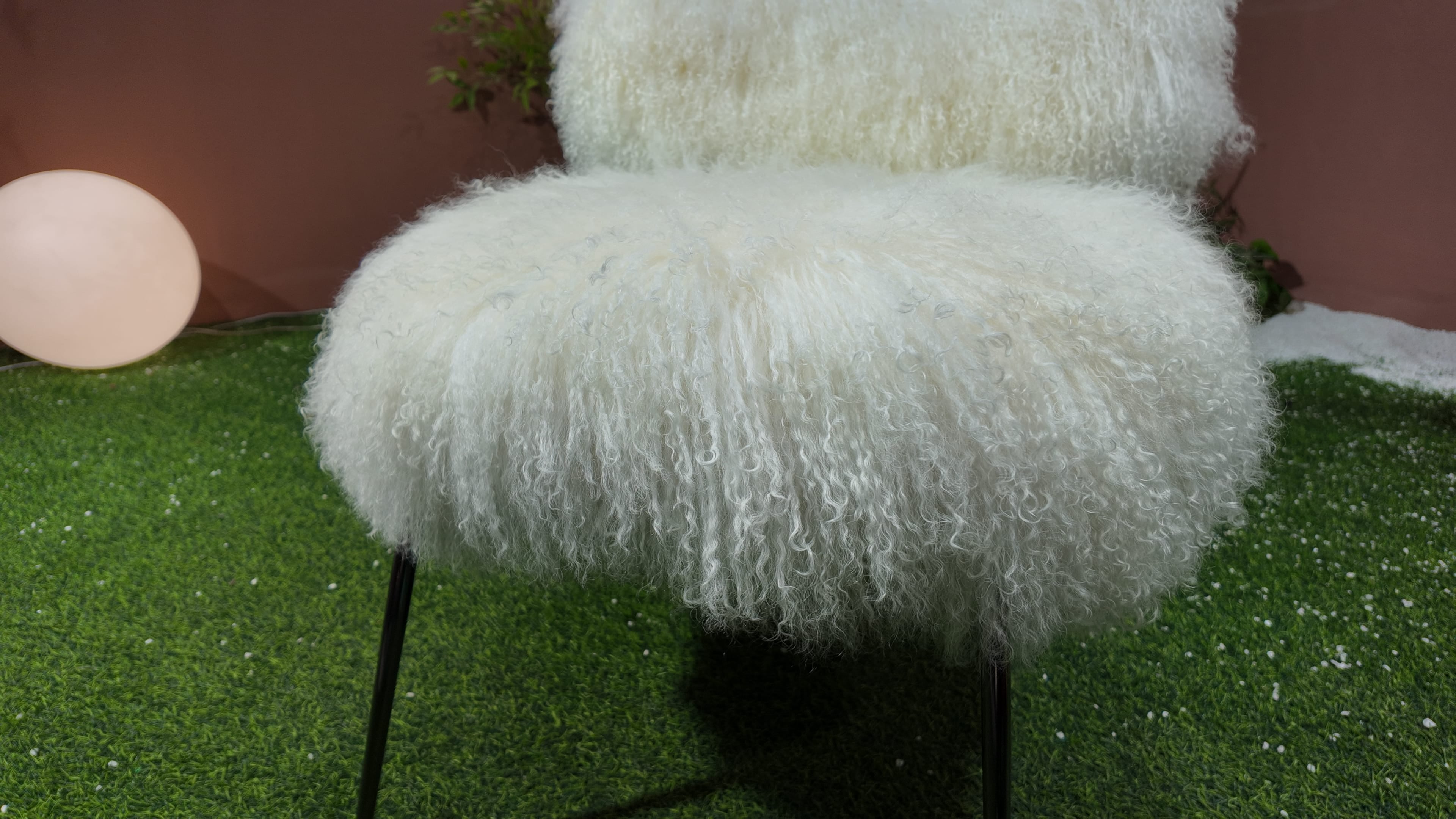 Fauteuil en fourrure longue bouclée blanche – Mouton Blanc