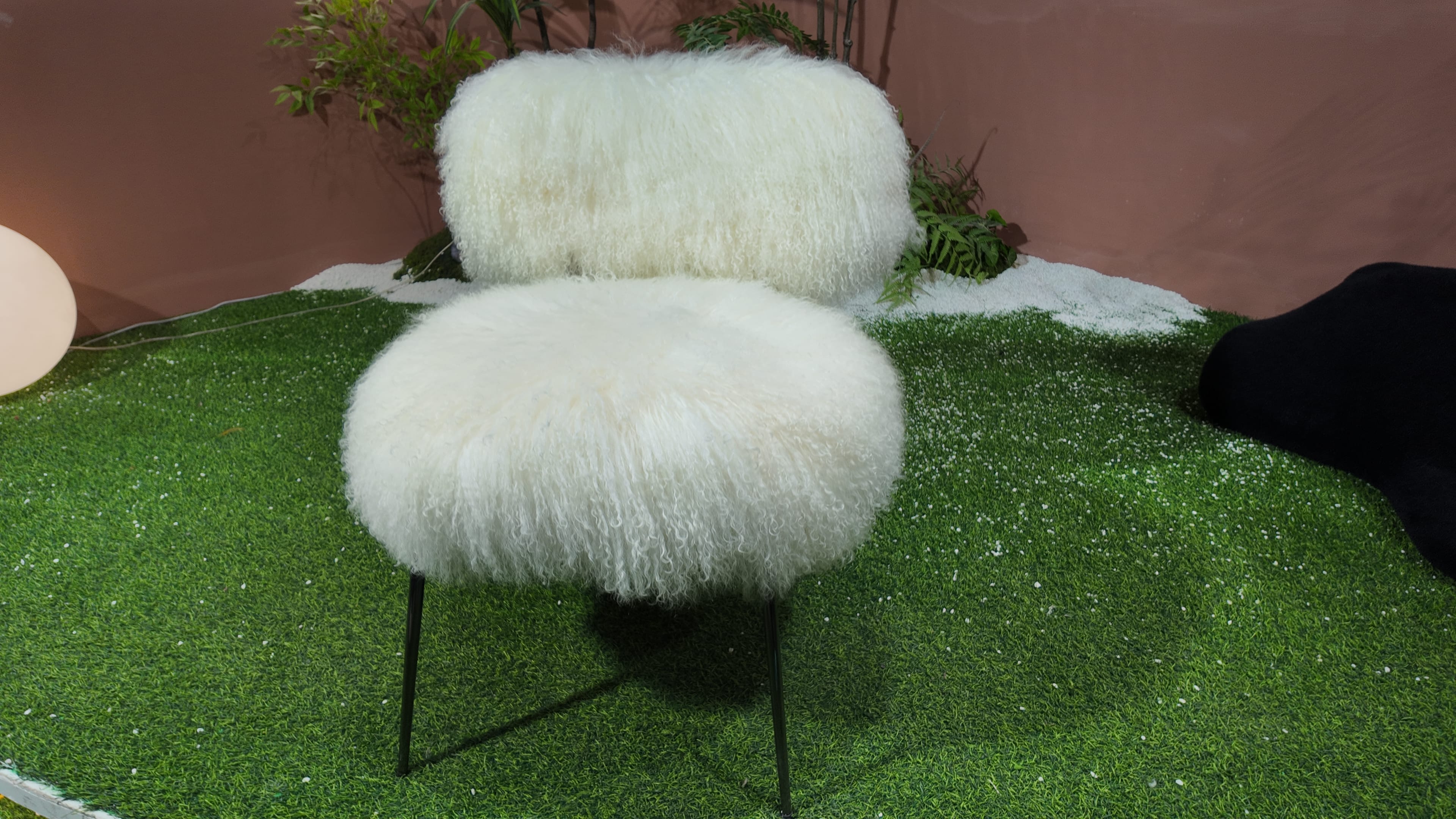 Fauteuil en fourrure longue bouclée blanche – Mouton Blanc