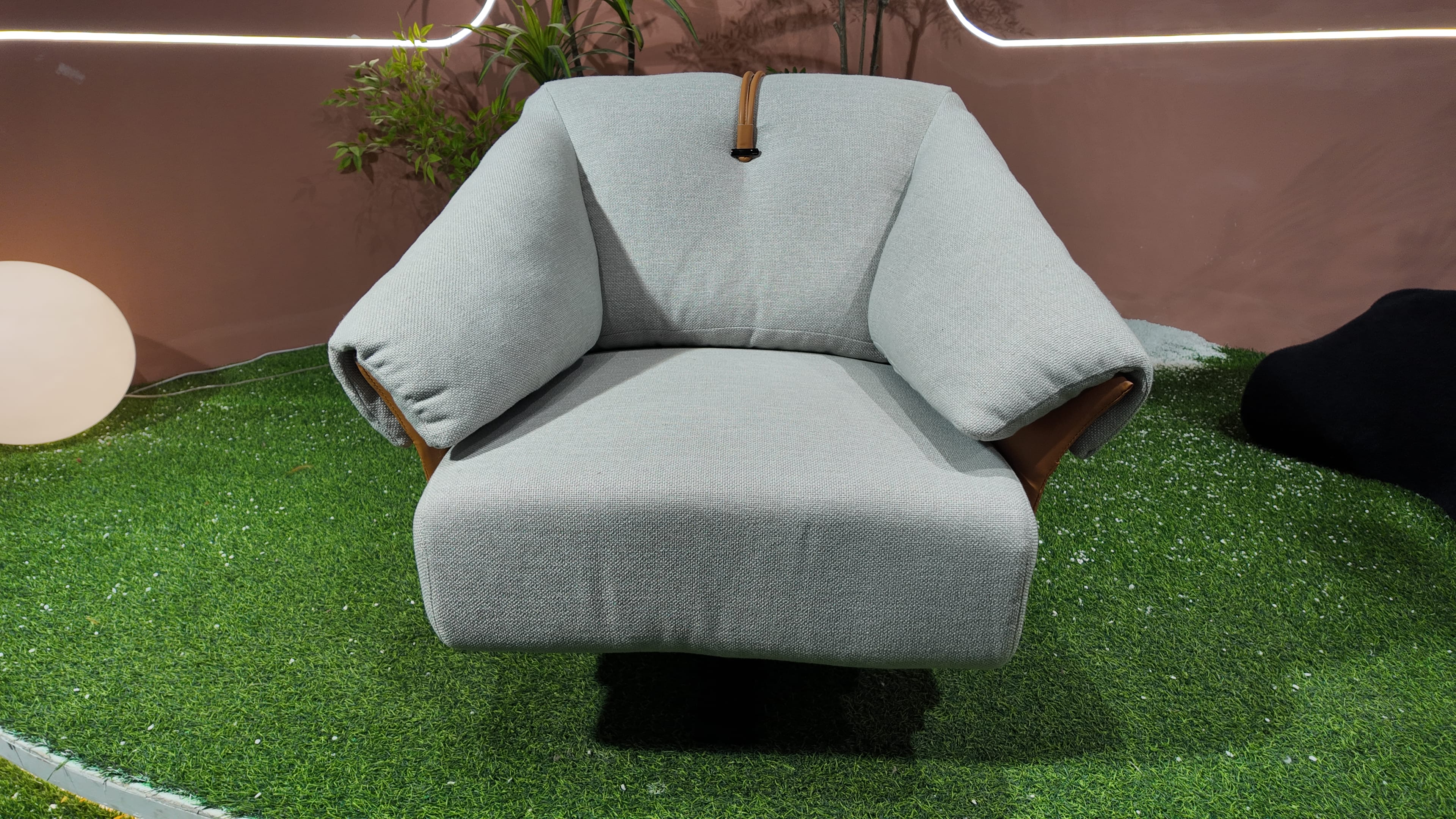 Fauteuil pivotant en bois verni cognac et tissu chiné gris – ATLAS