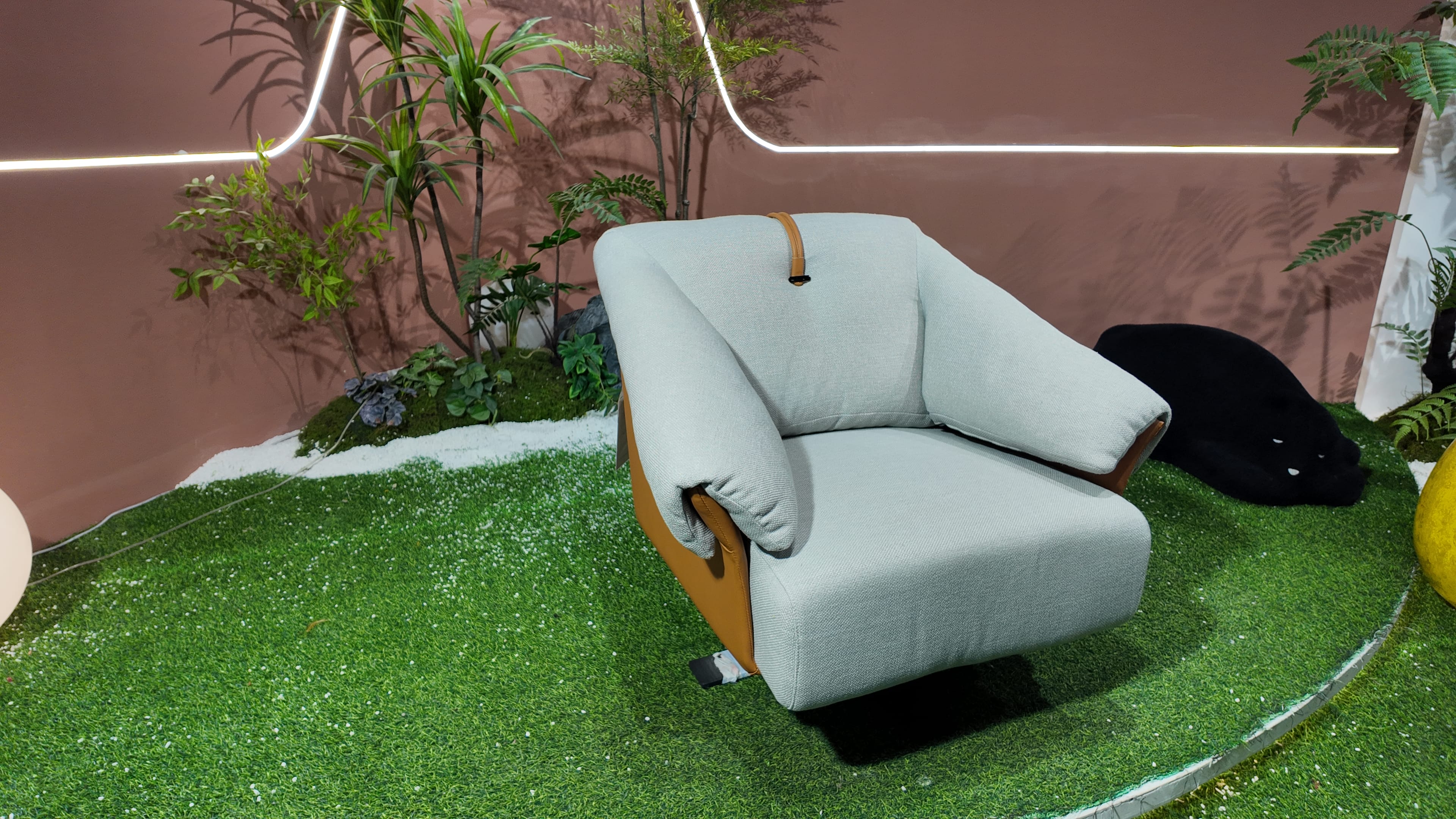 Fauteuil pivotant en bois verni cognac et tissu chiné gris – ATLAS