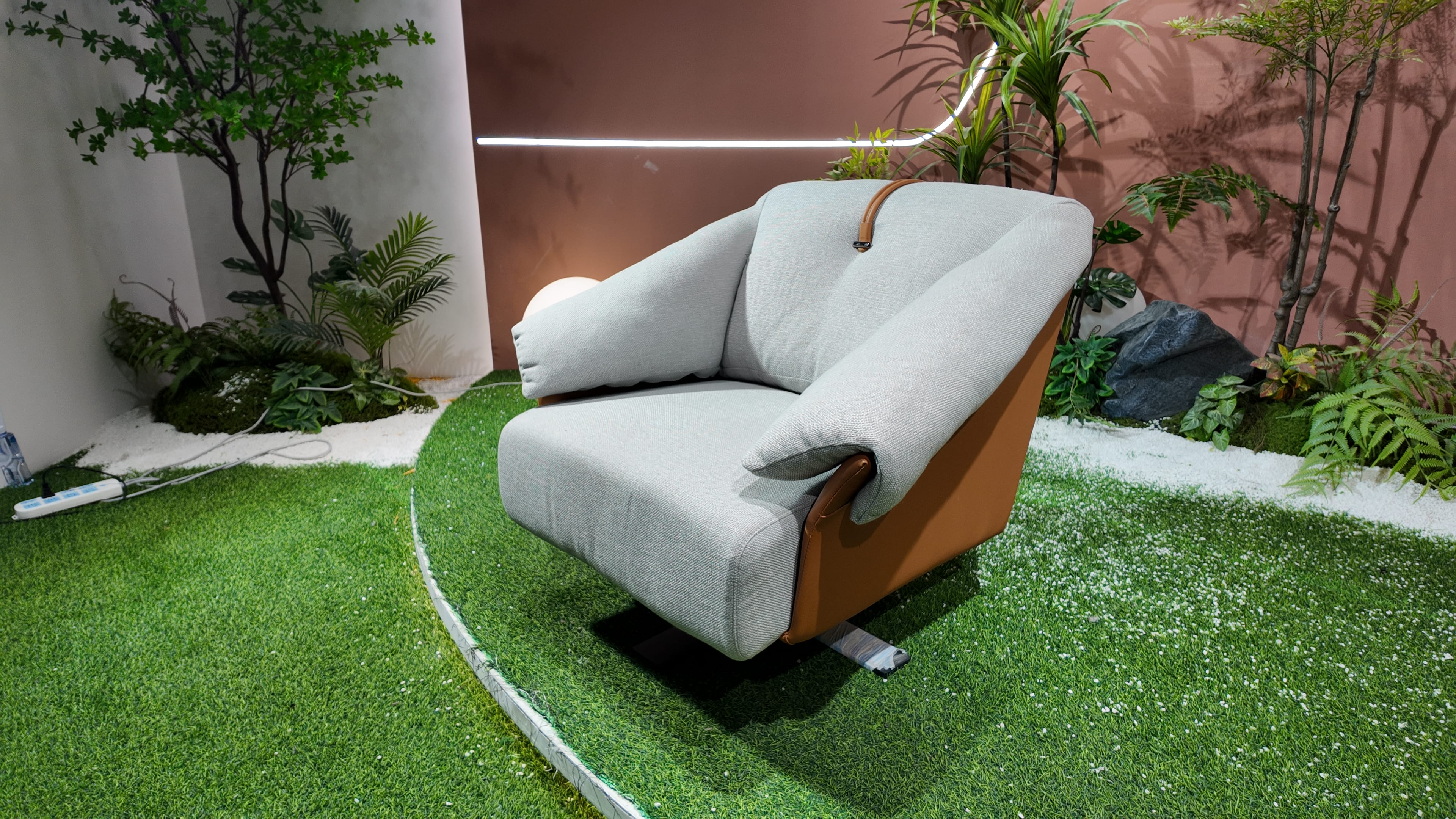Fauteuil pivotant en bois verni cognac et tissu chiné gris – ATLAS