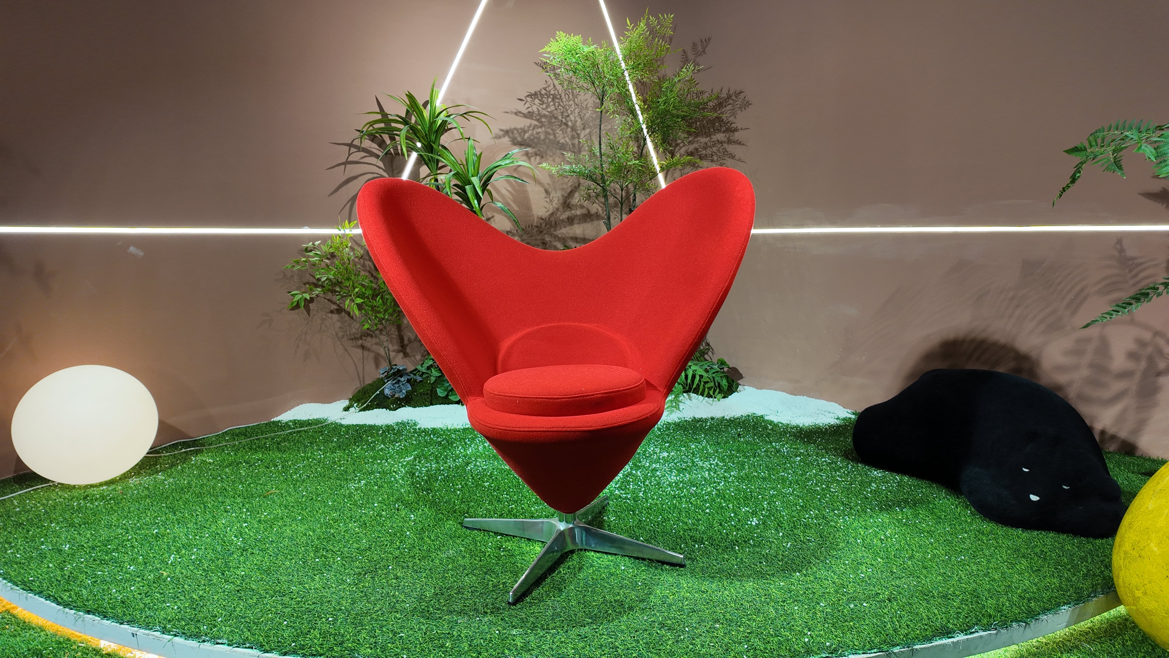Fauteuil COEUR en laine bouclette rouge – piètement aluminium 4 branches