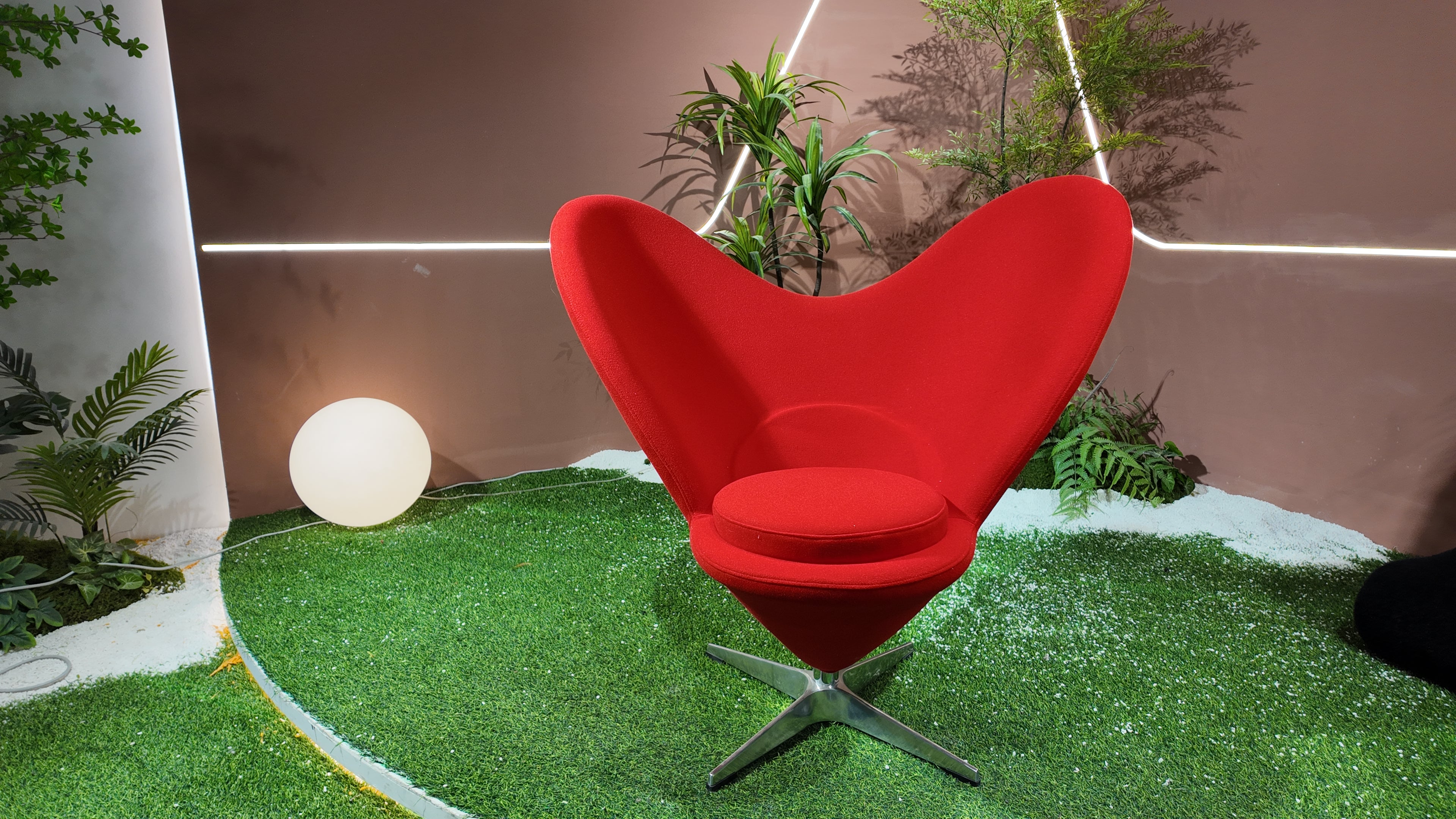 Fauteuil COEUR en laine bouclette rouge – piètement aluminium 4 branches