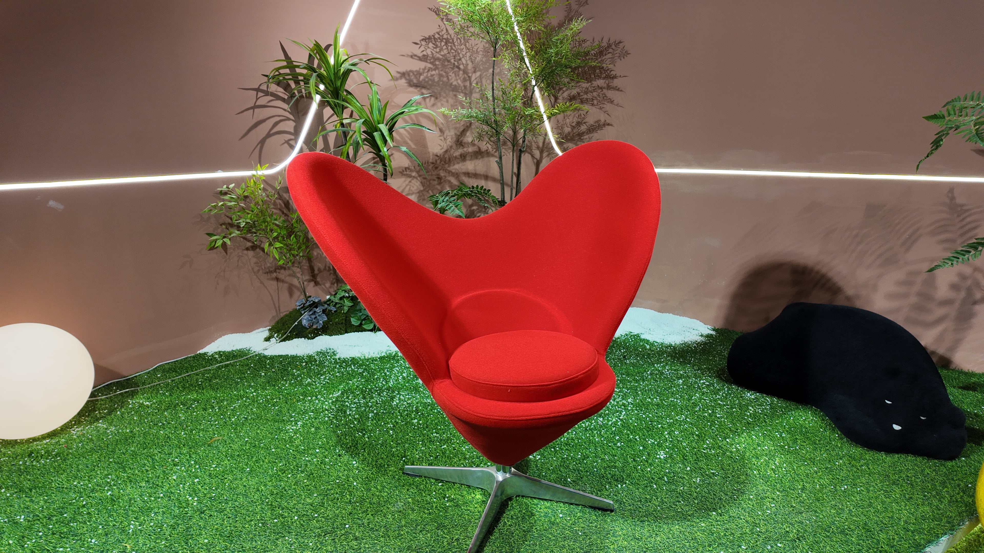 Fauteuil COEUR en laine bouclette rouge – piètement aluminium 4 branches