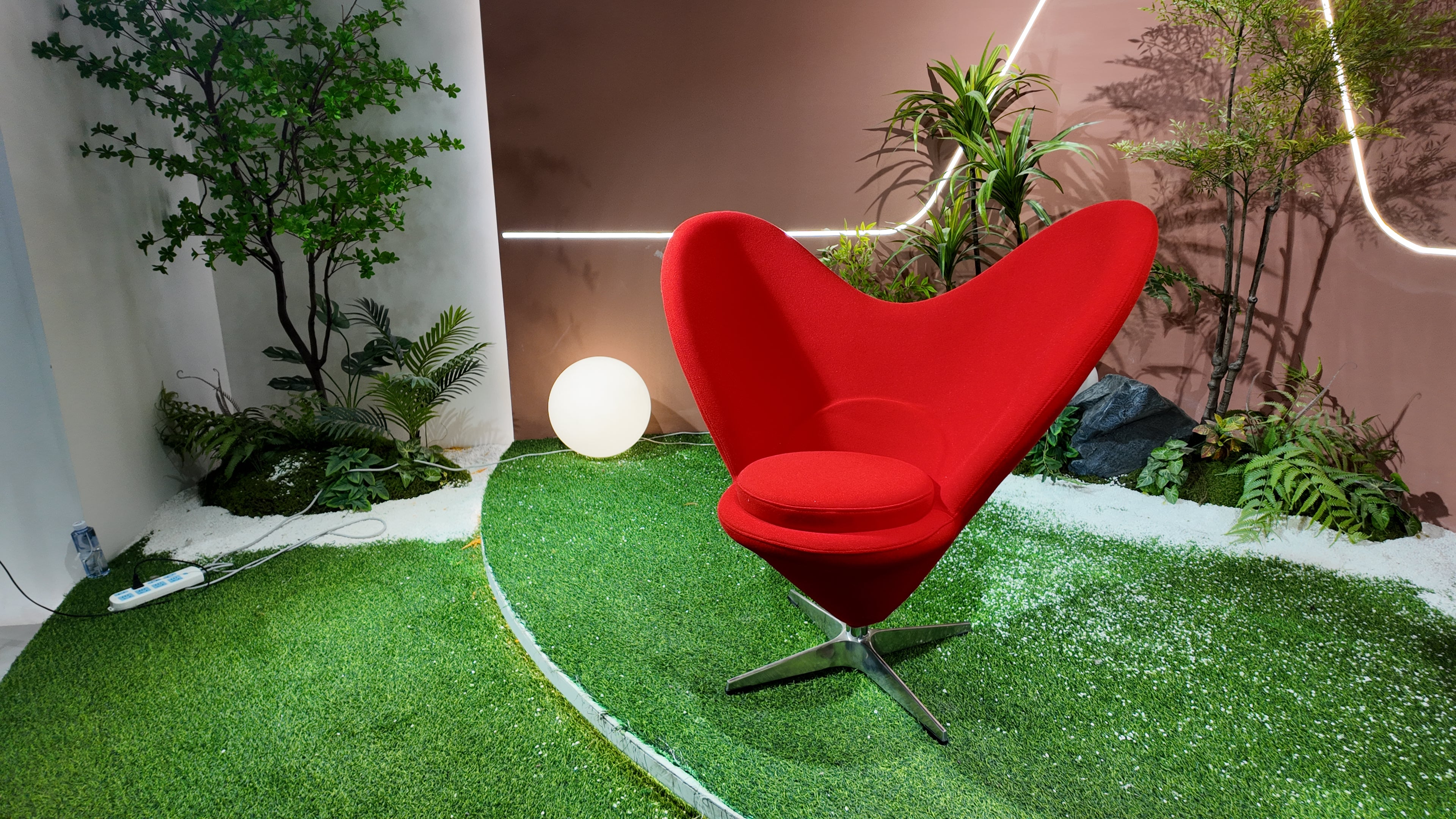 Fauteuil COEUR en laine bouclette rouge – piètement aluminium 4 branches