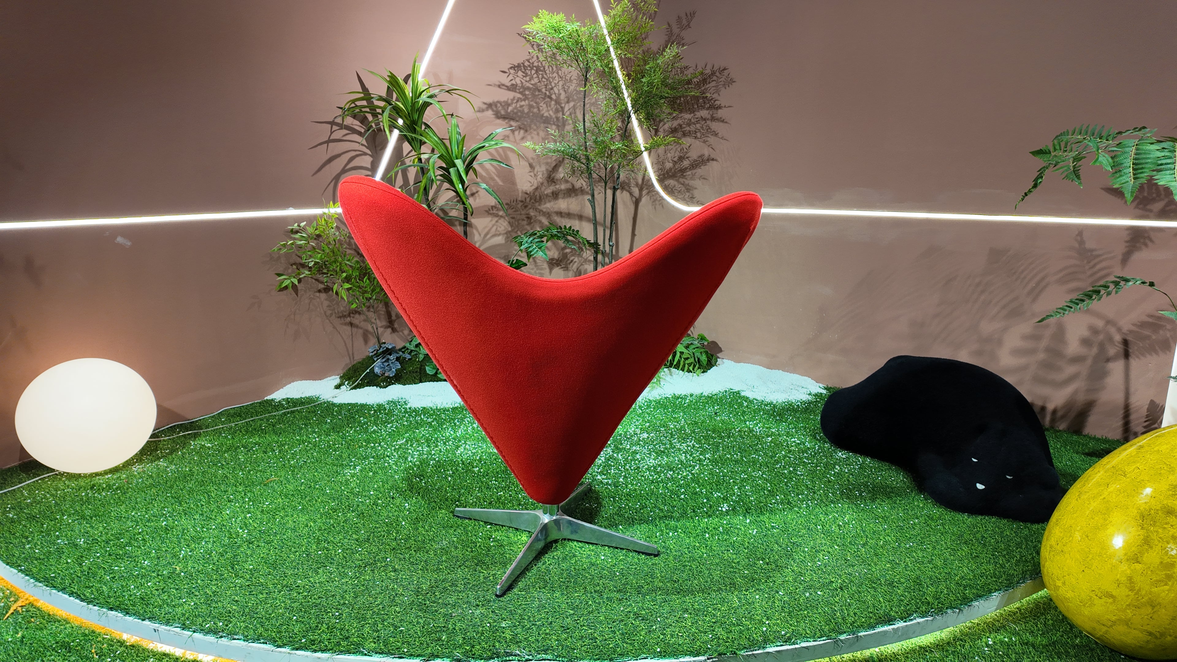 Fauteuil COEUR en laine bouclette rouge – piètement aluminium 4 branches