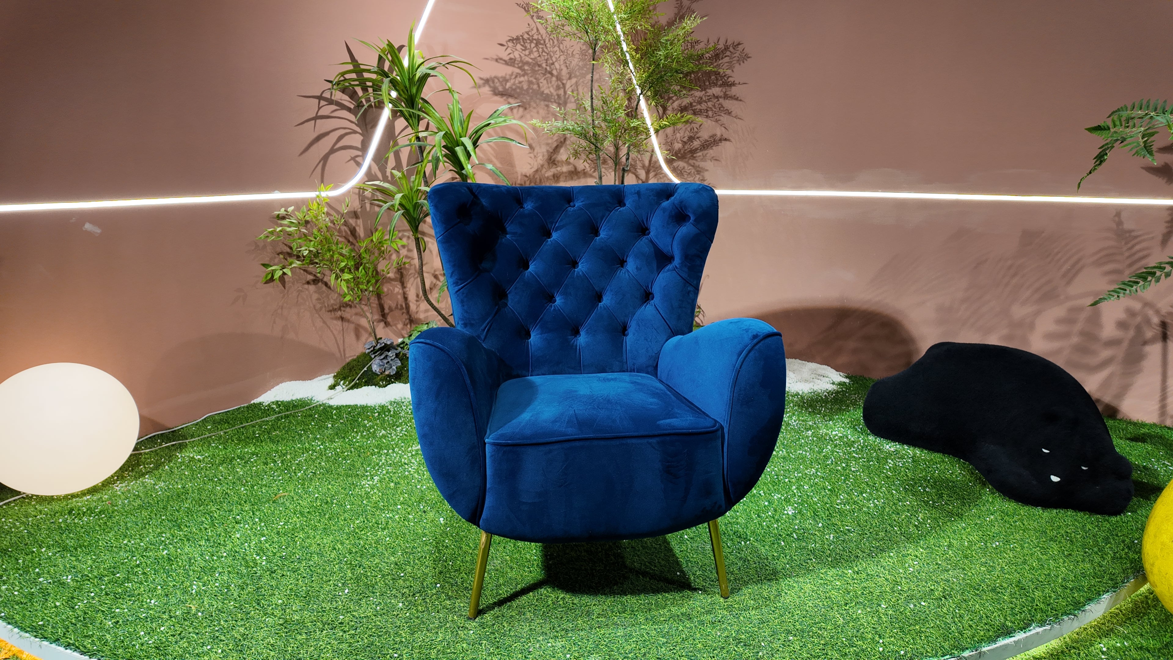 Fauteuil bergère en velours capitonné bleu roi - PRUSSE