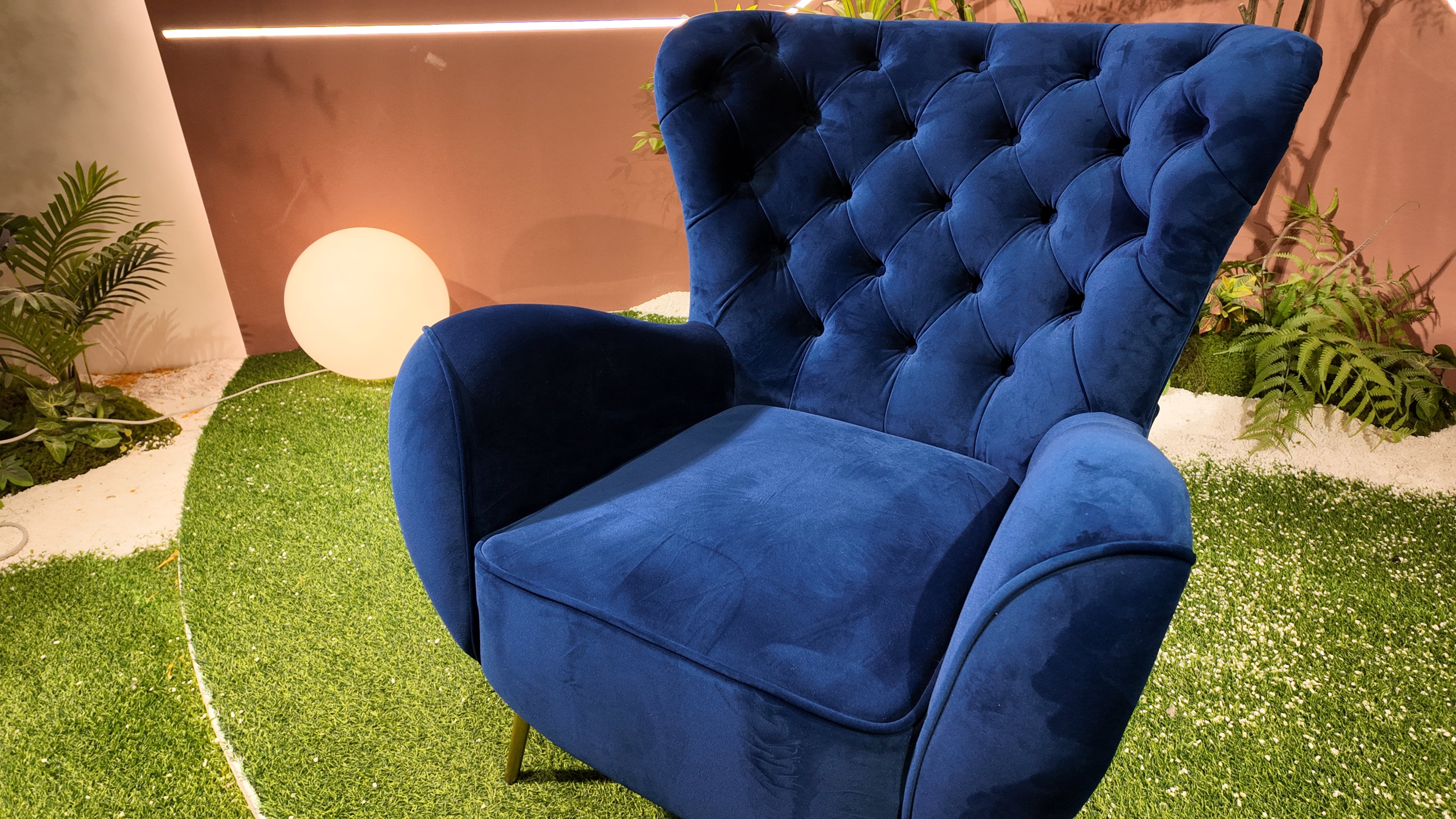 Fauteuil bergère en velours capitonné bleu roi - PRUSSE