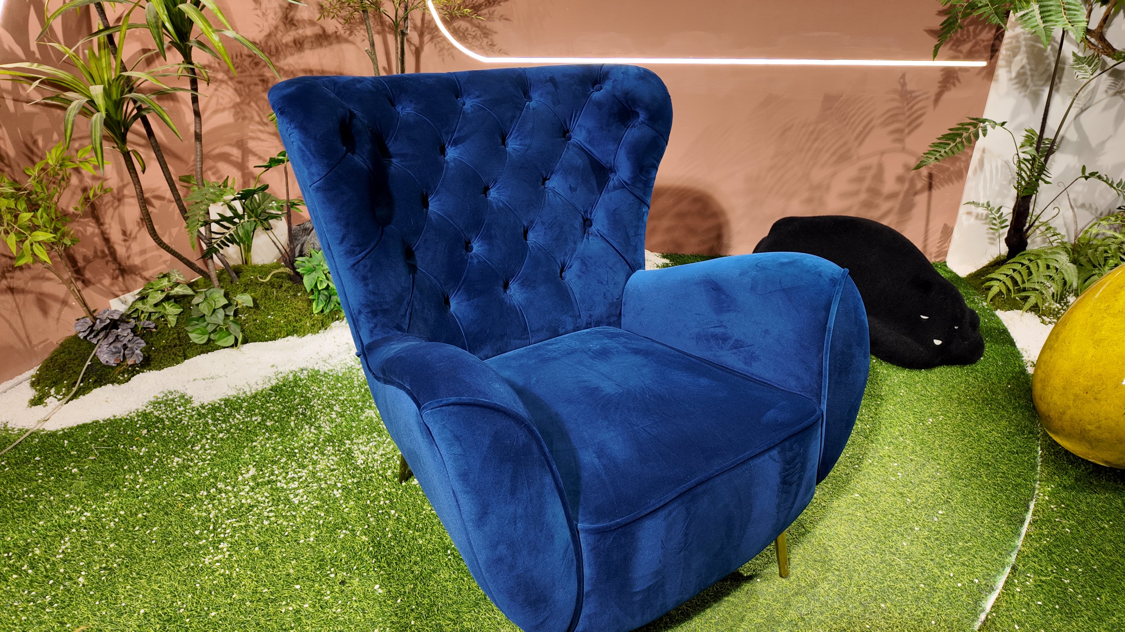Fauteuil bergère en velours capitonné bleu roi - PRUSSE