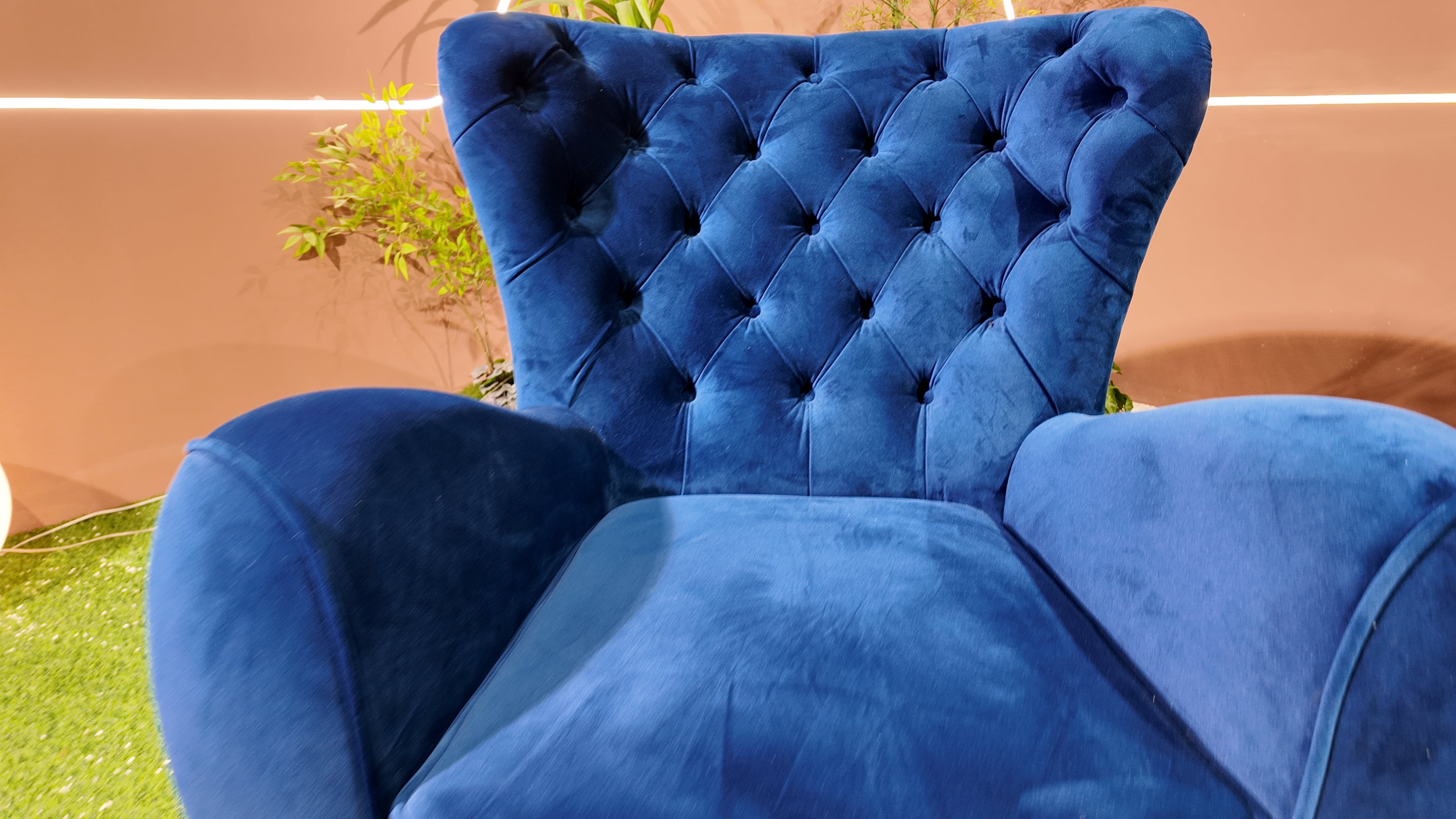 Fauteuil bergère en velours capitonné bleu roi - PRUSSE