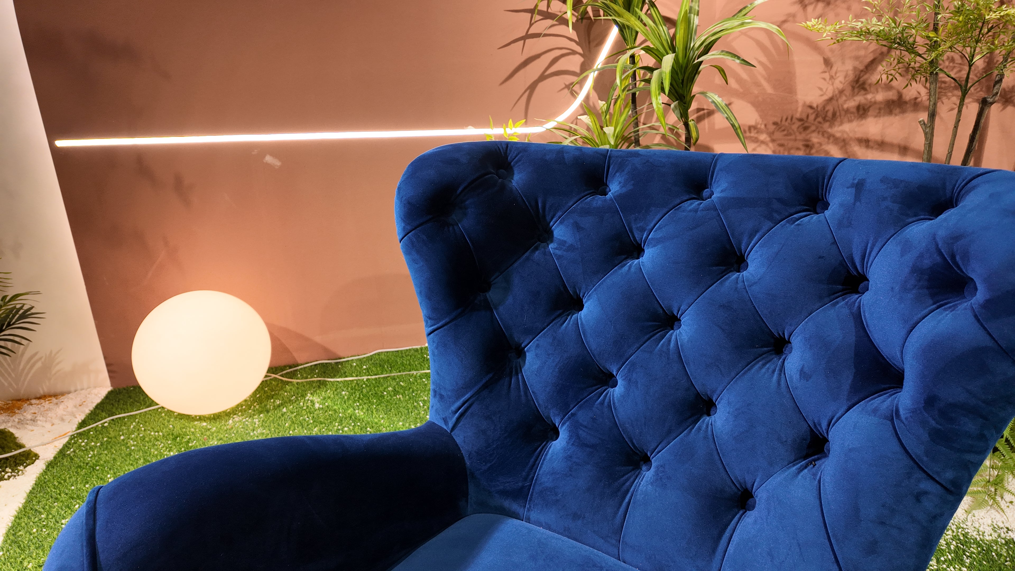 Fauteuil bergère en velours capitonné bleu roi - PRUSSE
