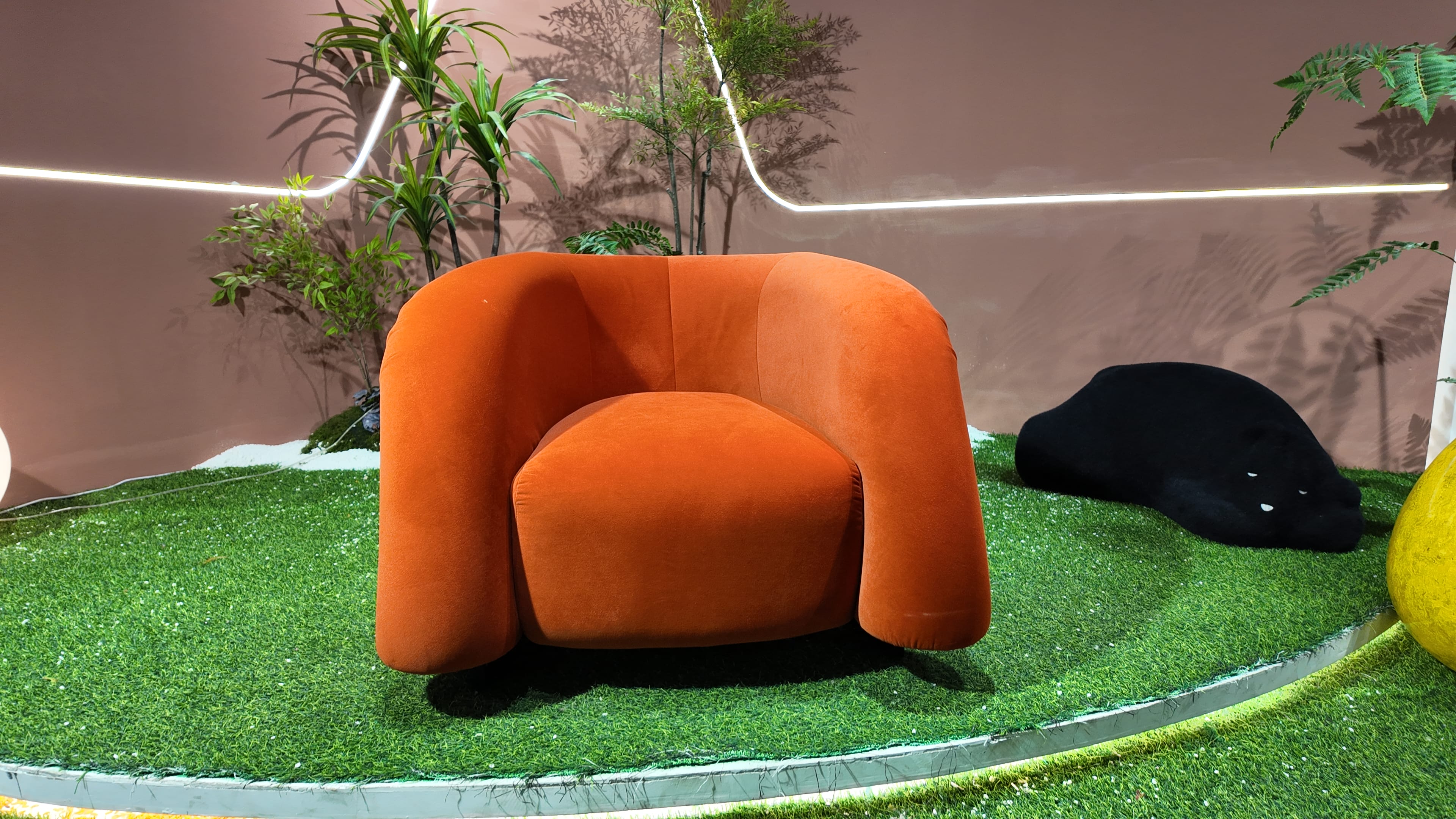 Fauteuil lounge en velours terracotta à bourrelets sculptés – TERRACOTTA