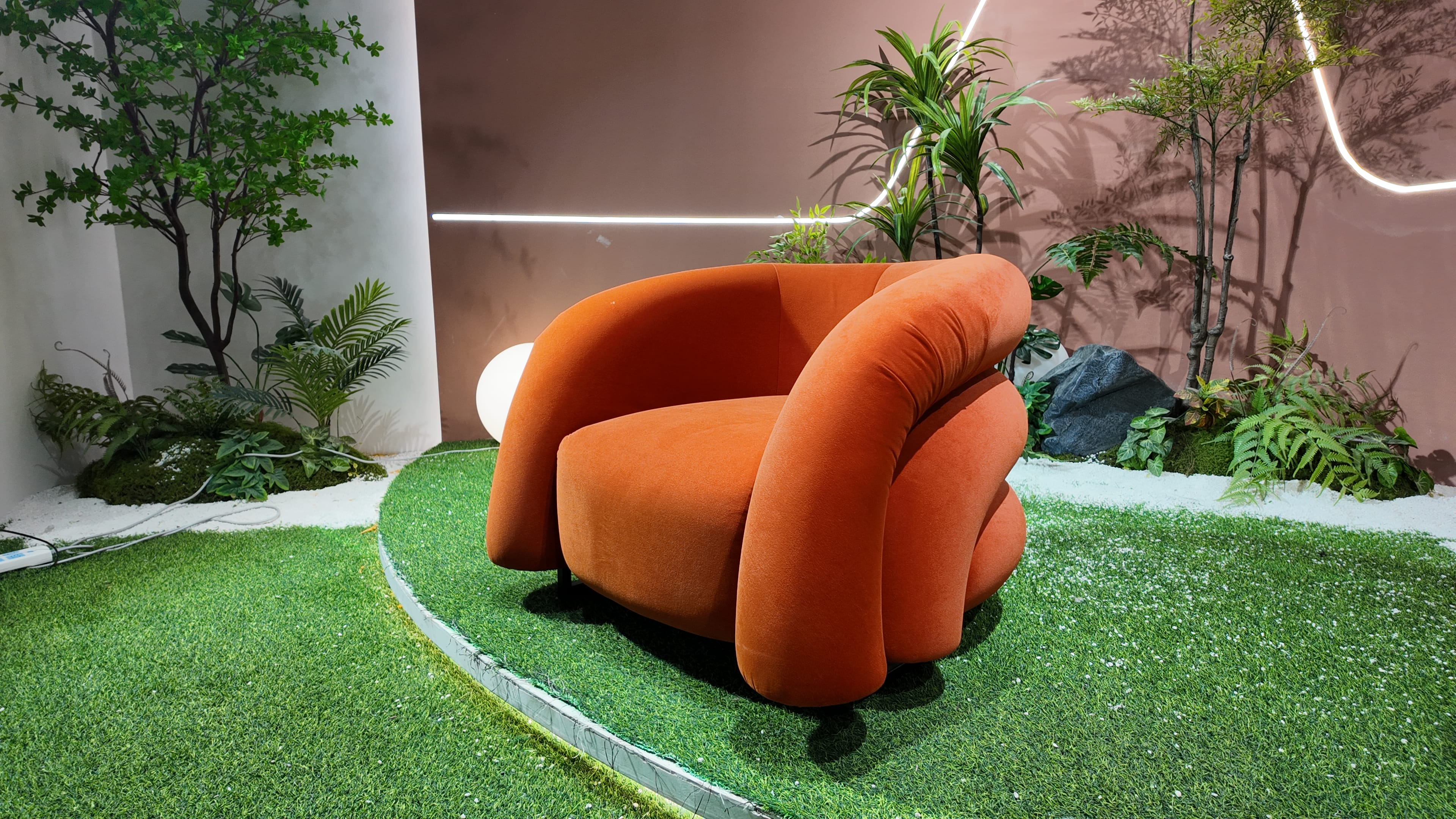 Fauteuil lounge en velours terracotta à bourrelets sculptés – TERRACOTTA