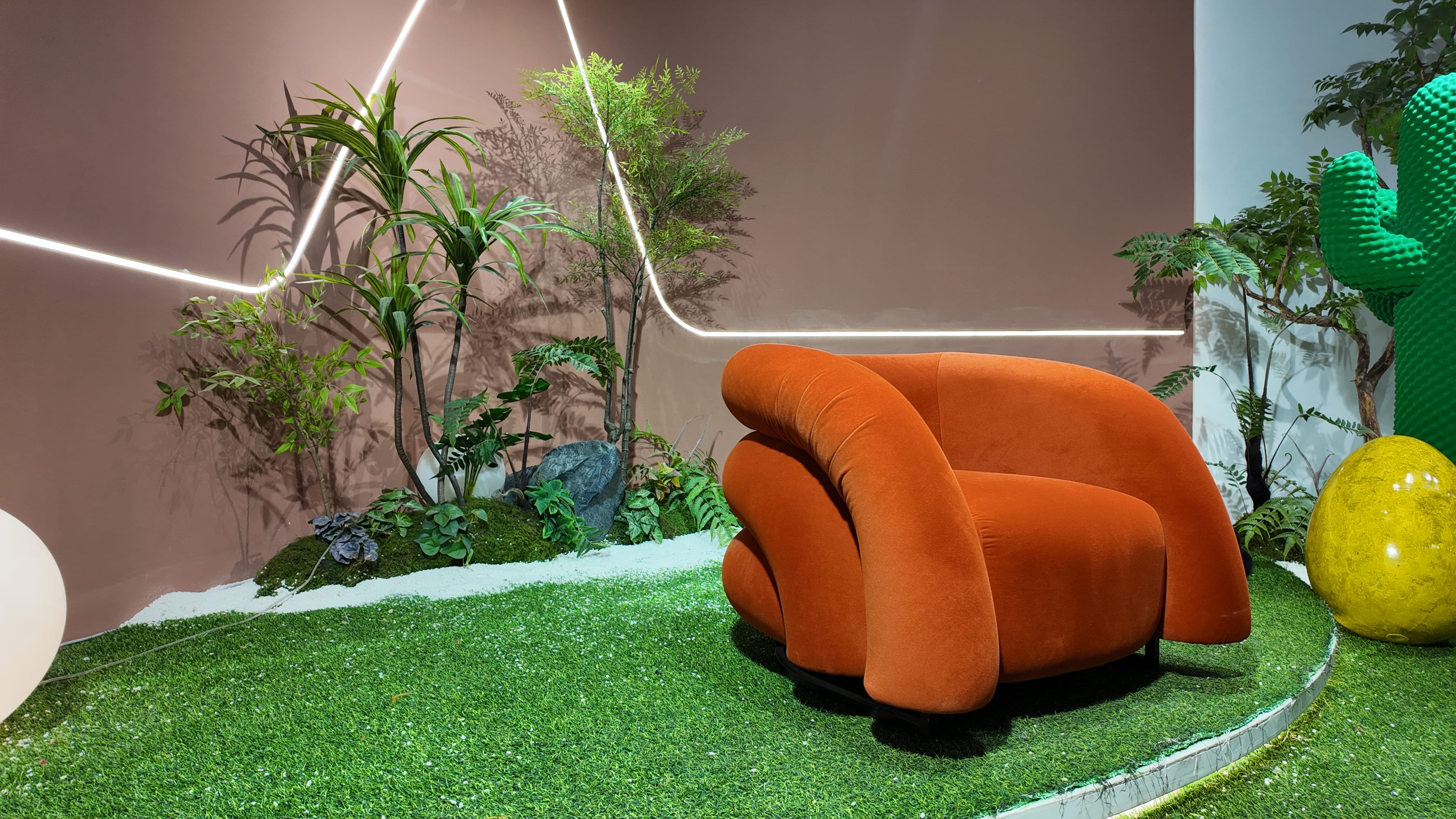 Fauteuil lounge en velours terracotta à bourrelets sculptés – TERRACOTTA
