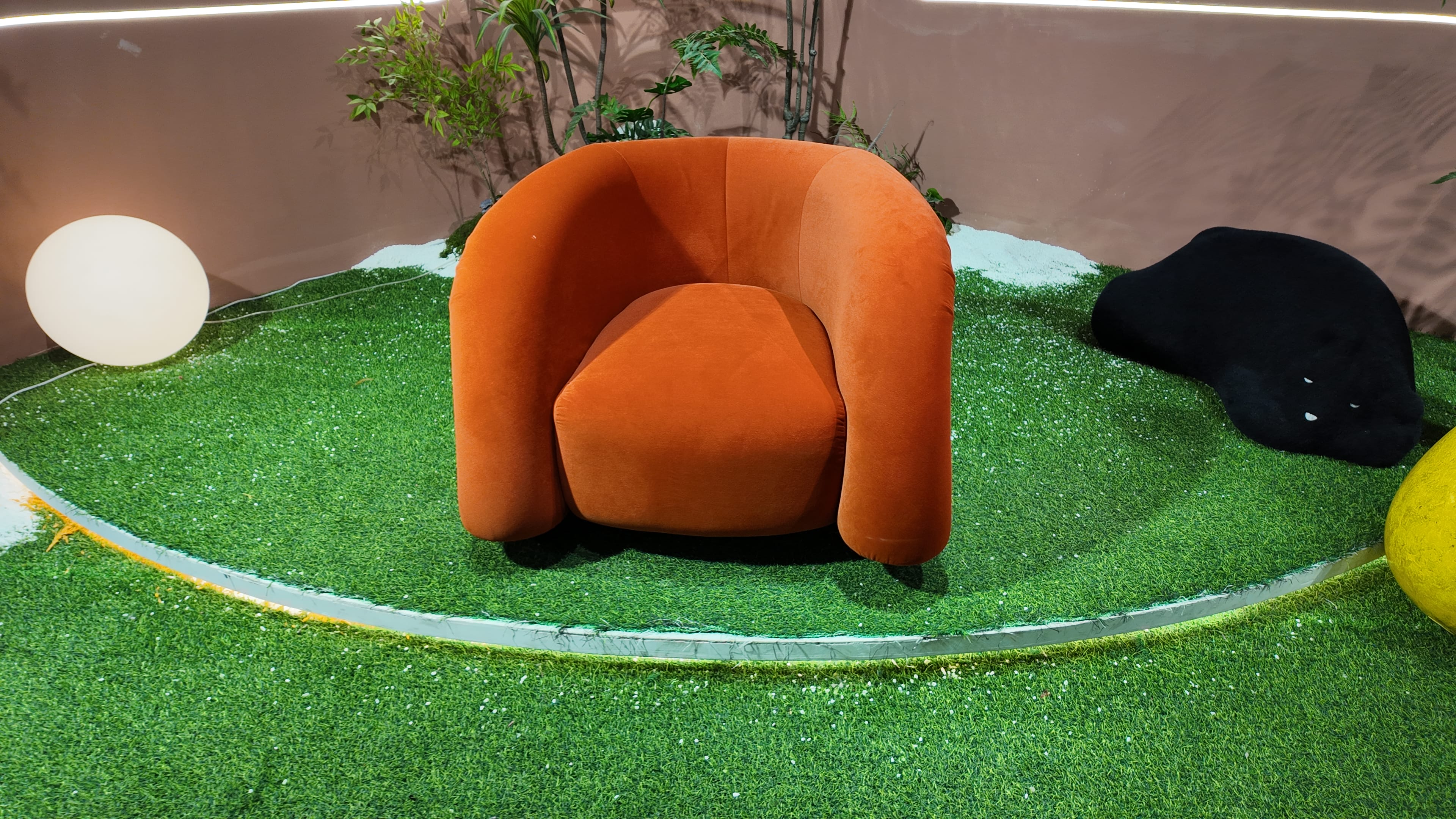 Fauteuil lounge en velours terracotta à bourrelets sculptés – TERRACOTTA