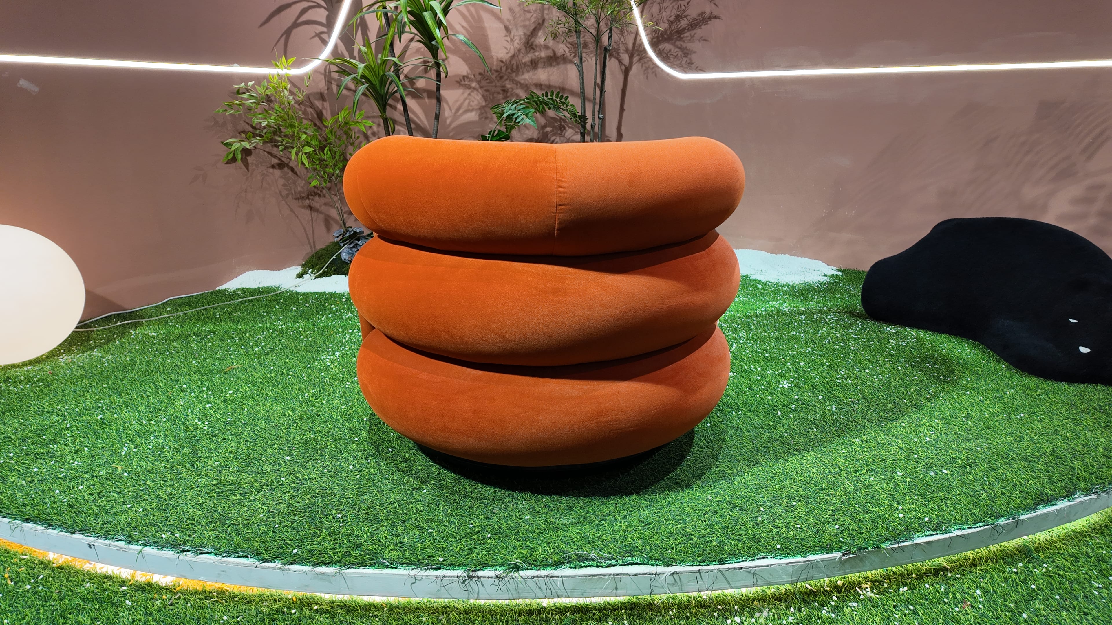 Fauteuil lounge en velours terracotta à bourrelets sculptés – TERRACOTTA