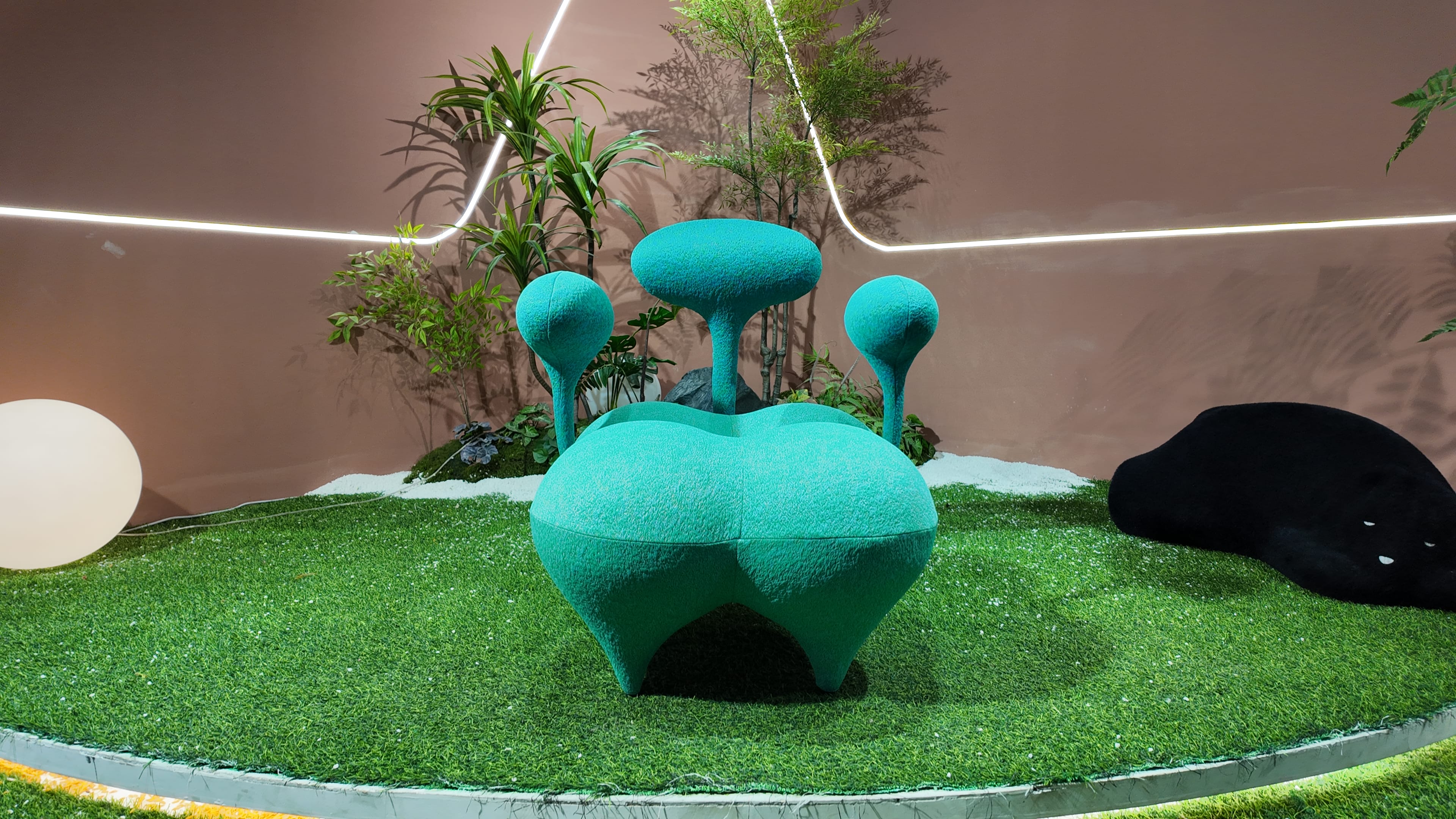 Fauteuil sculptural en bouclé texturé turquoise – FORET