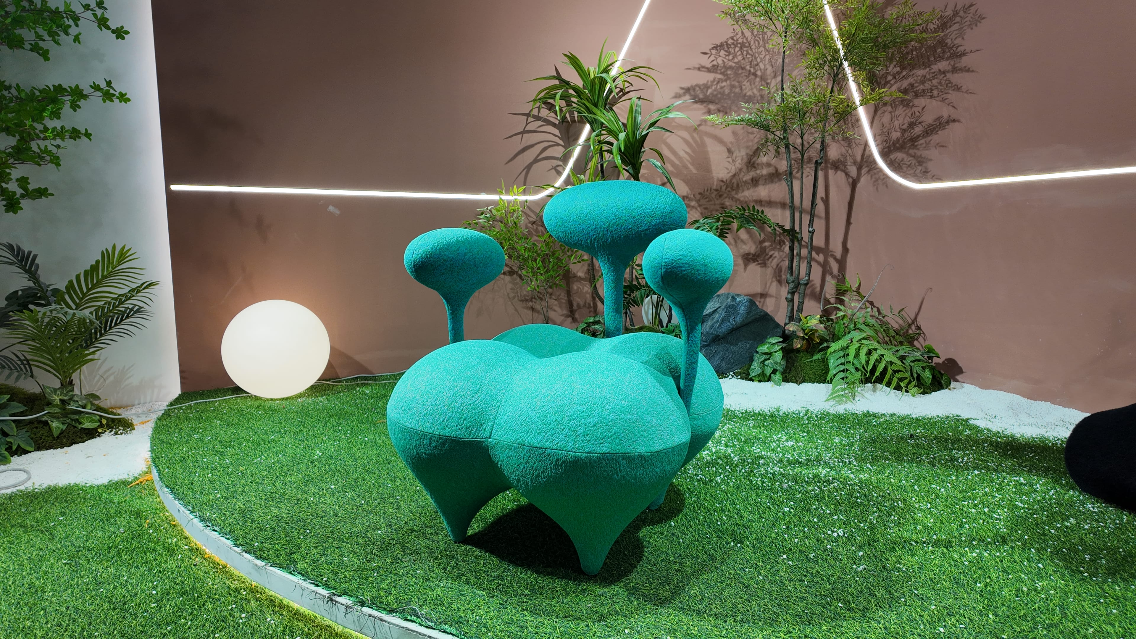Fauteuil sculptural en bouclé texturé turquoise – FORET