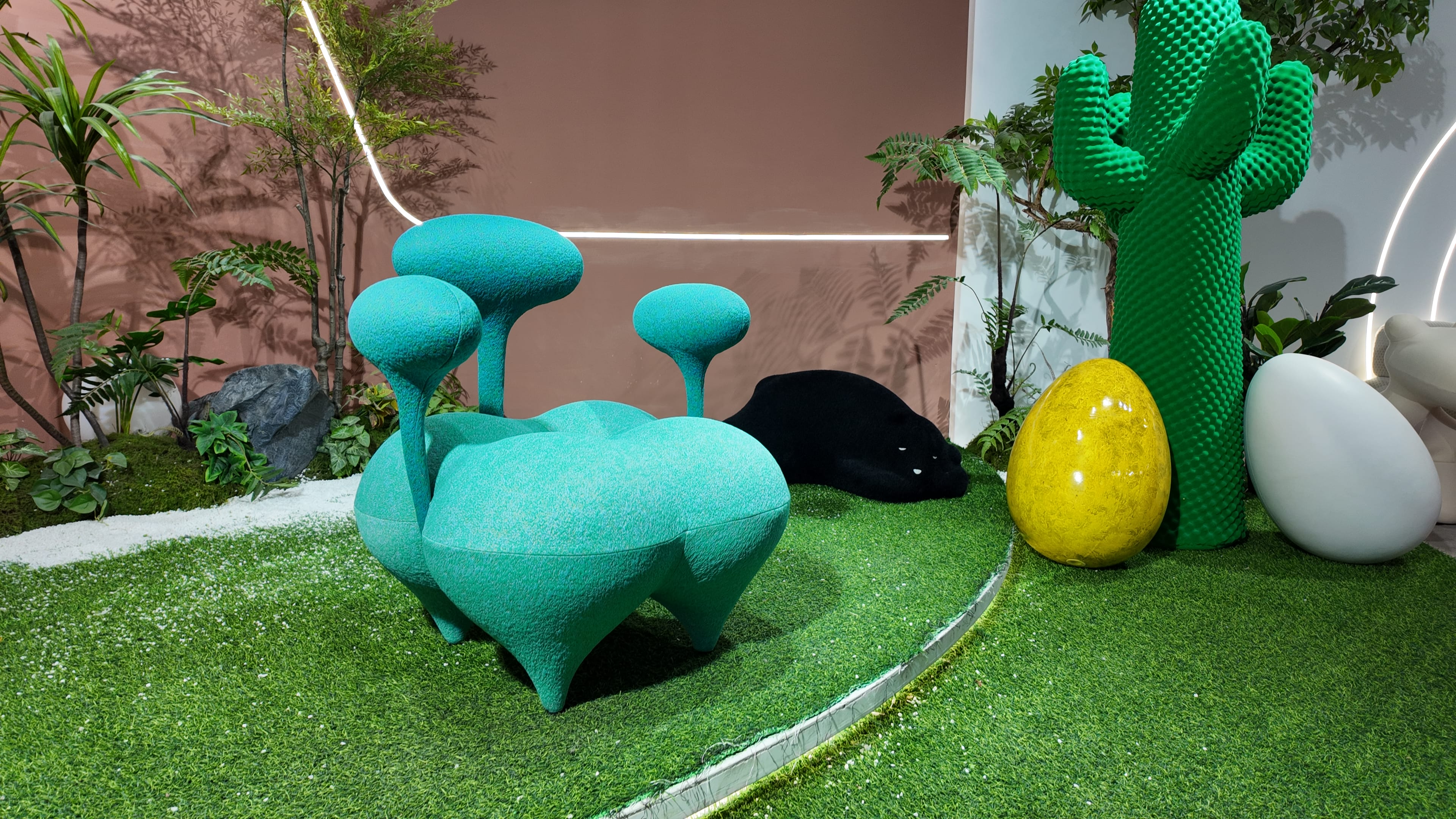 Fauteuil sculptural en bouclé texturé turquoise – FORET