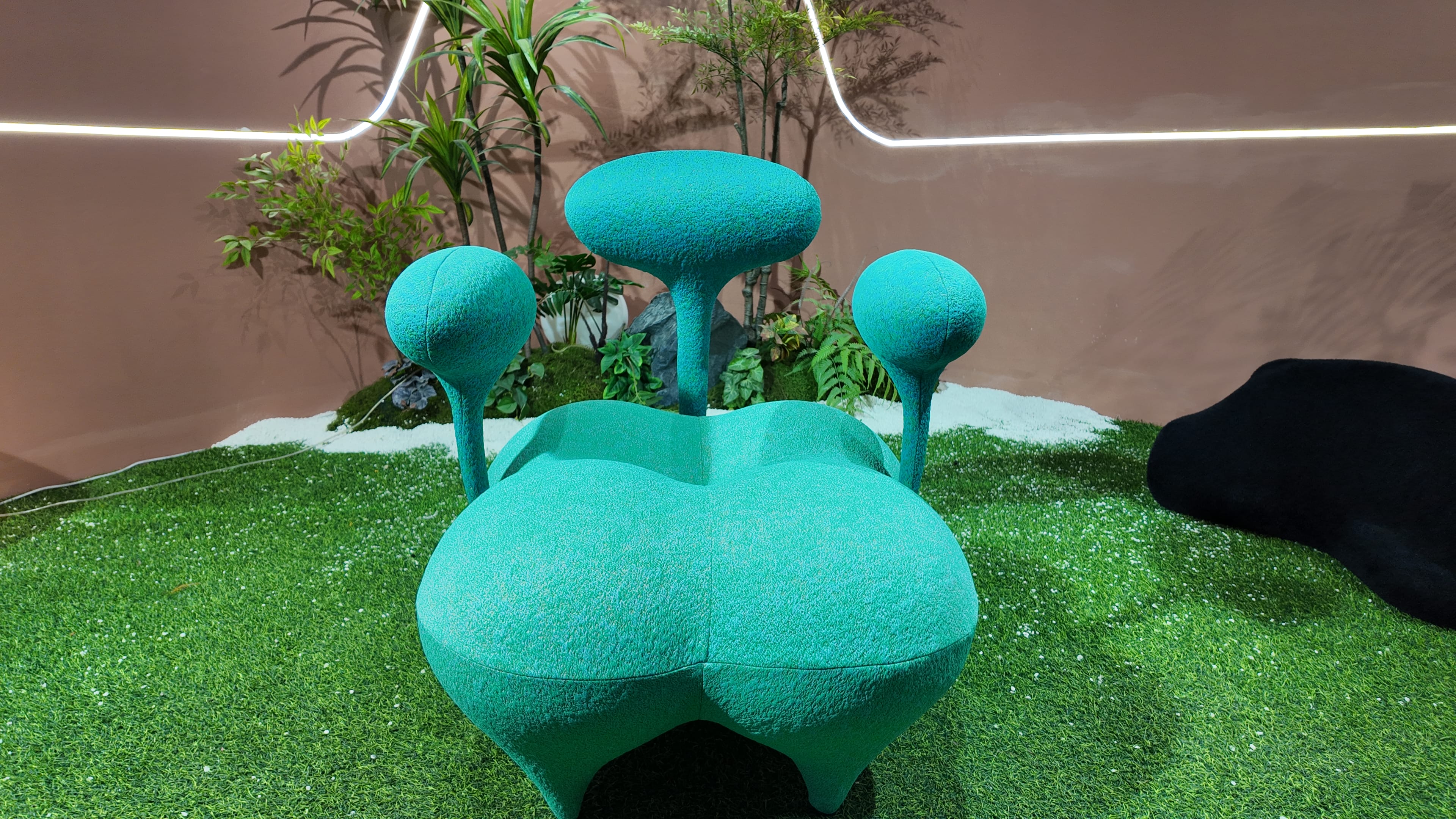 Fauteuil sculptural en bouclé texturé turquoise – FORET