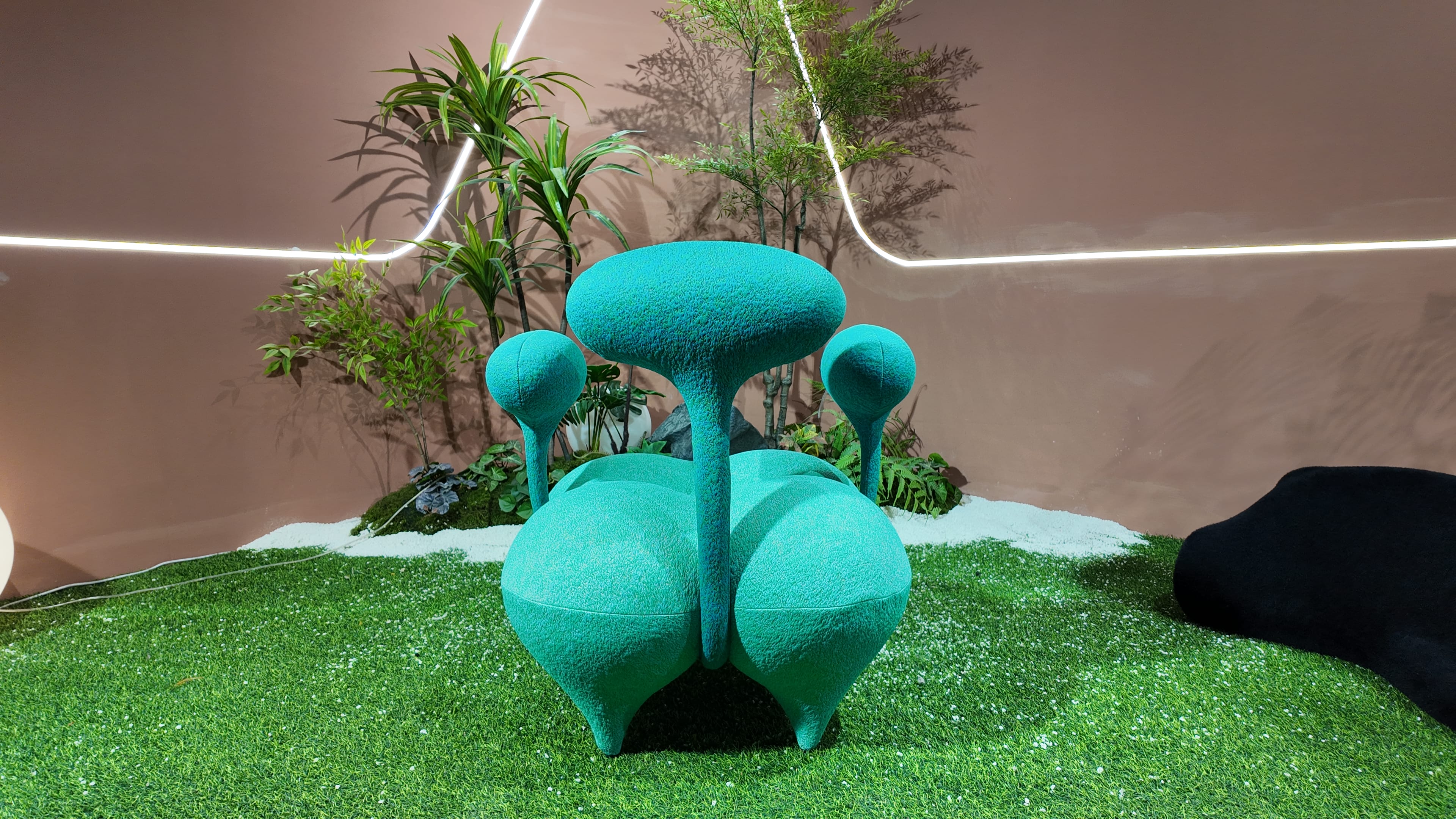 Fauteuil sculptural en bouclé texturé turquoise – FORET