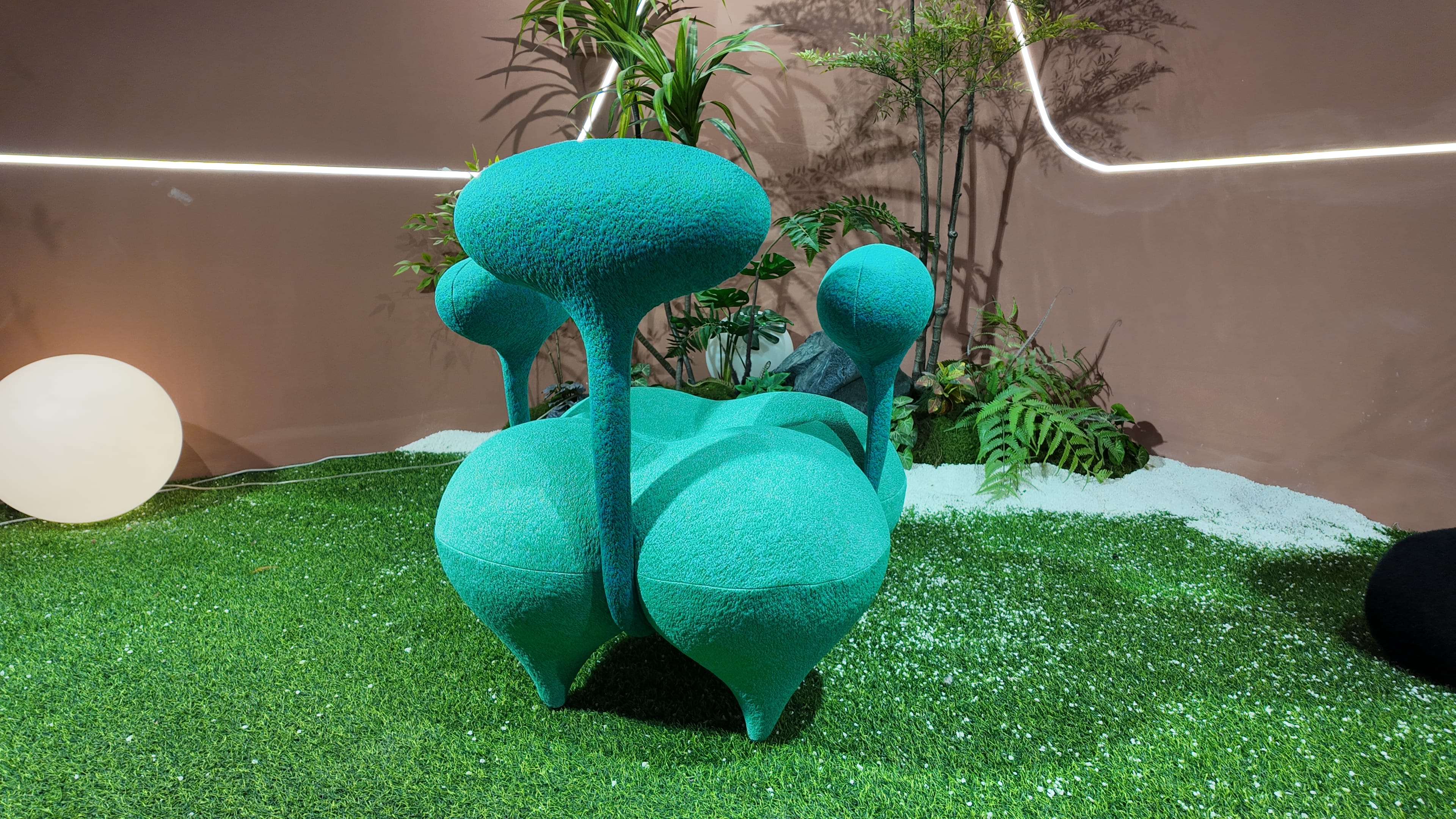Fauteuil sculptural en bouclé texturé turquoise – FORET