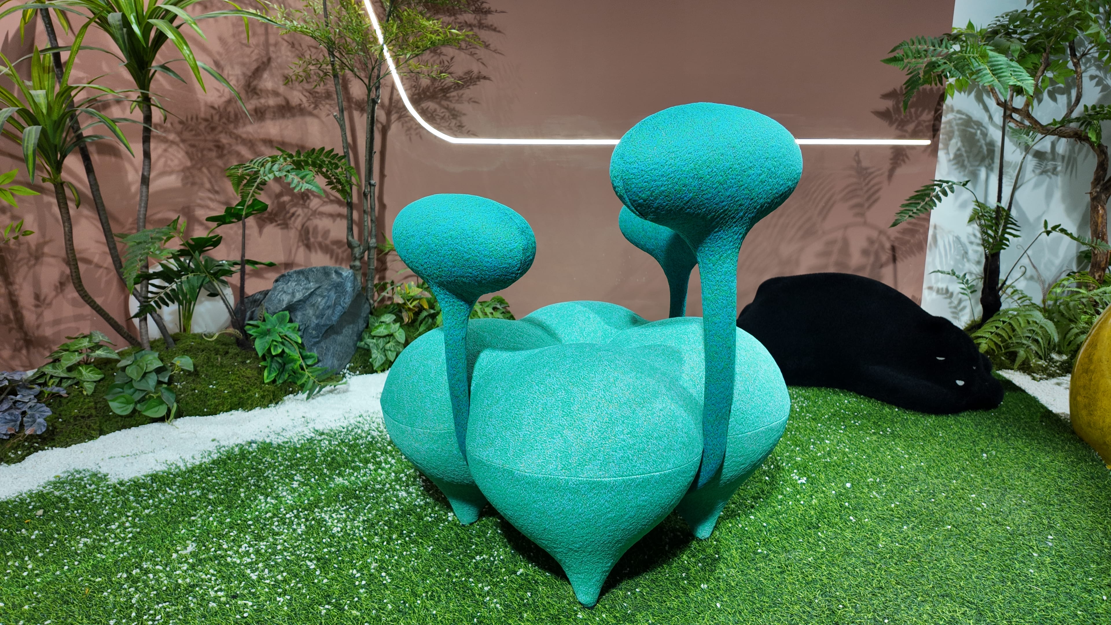 Fauteuil sculptural en bouclé texturé turquoise – FORET