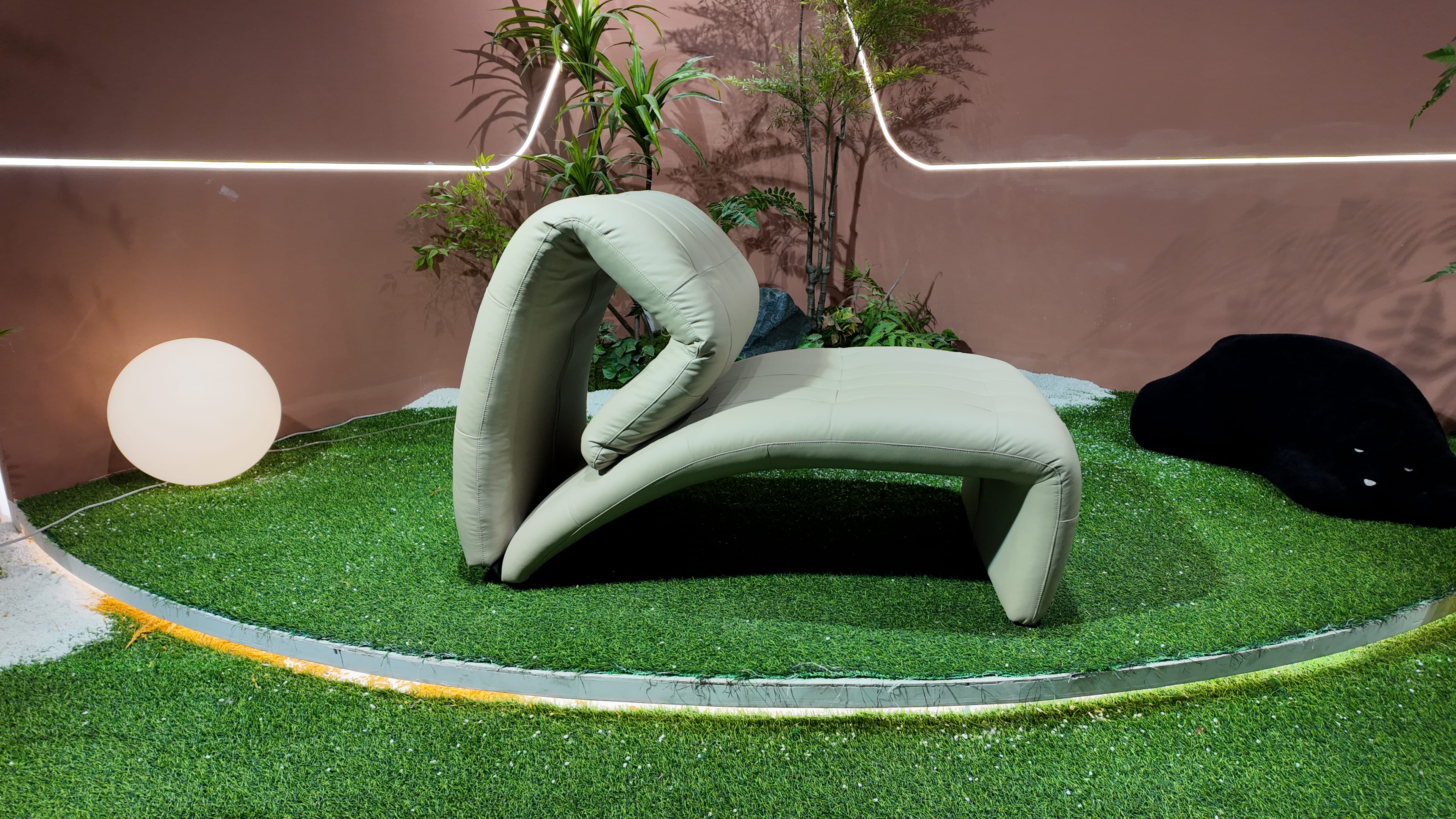 Fauteuil design en cuir capitonné sculptural – Structura
