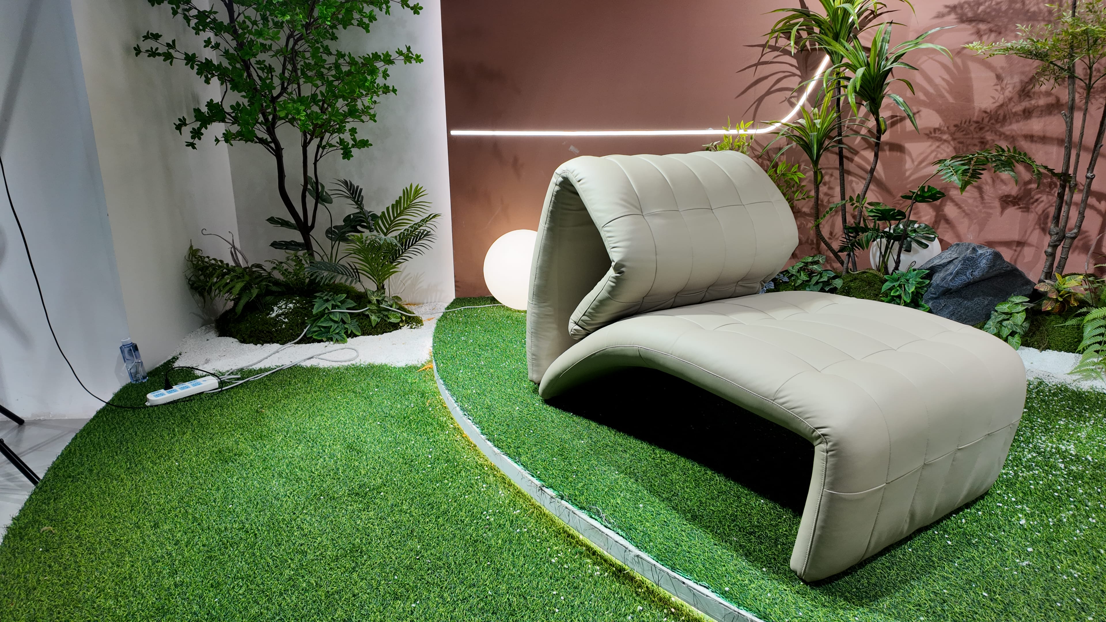 Fauteuil design en cuir capitonné sculptural – Structura