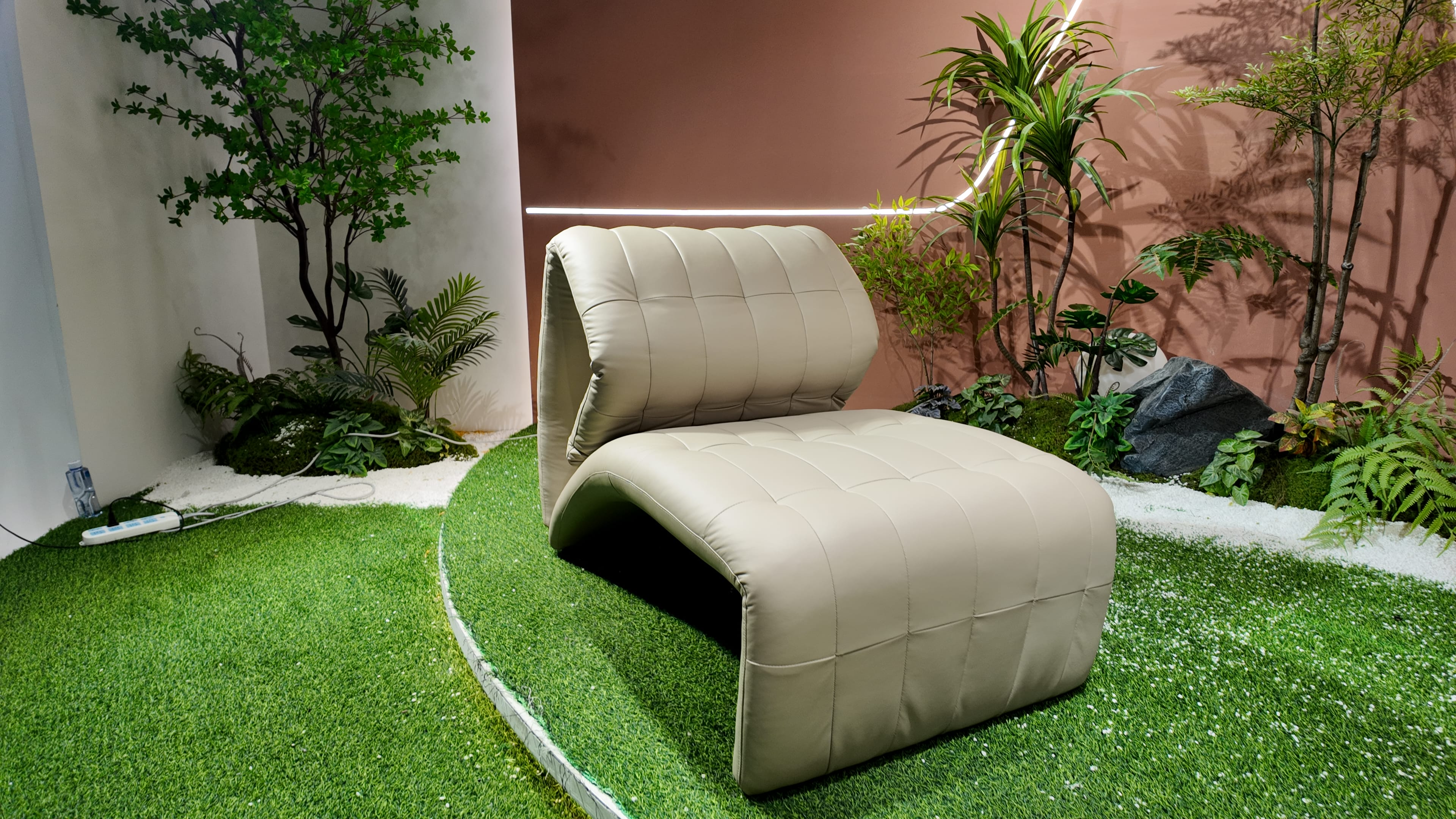 Fauteuil design en cuir capitonné sculptural – Structura