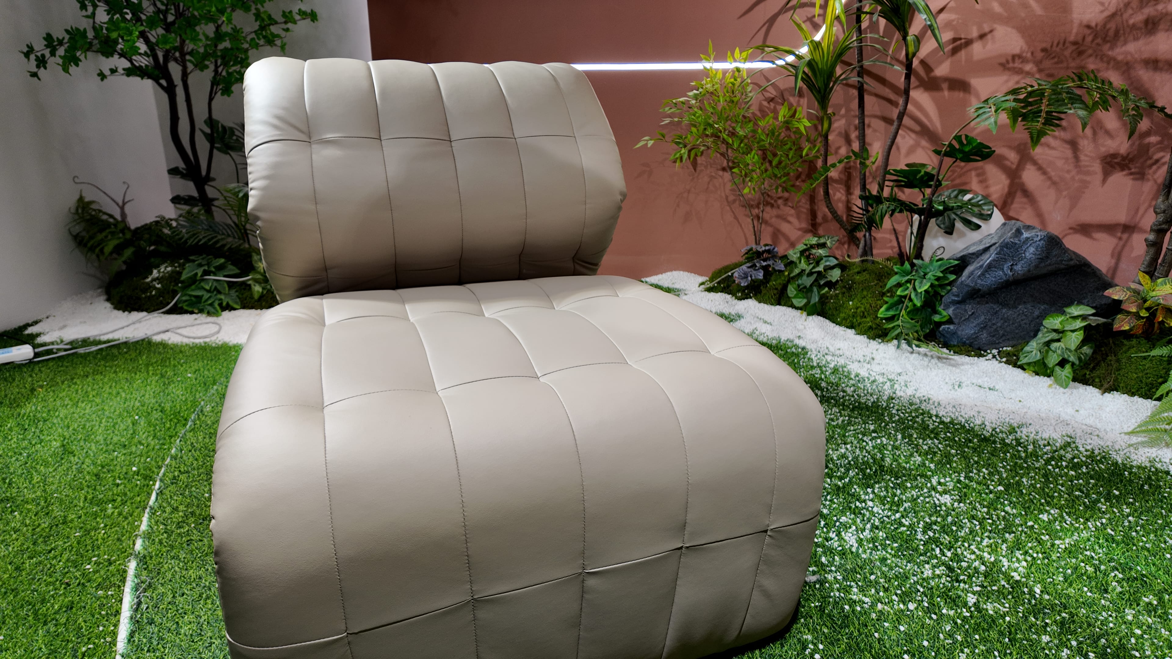 Fauteuil design en cuir capitonné sculptural – Structura