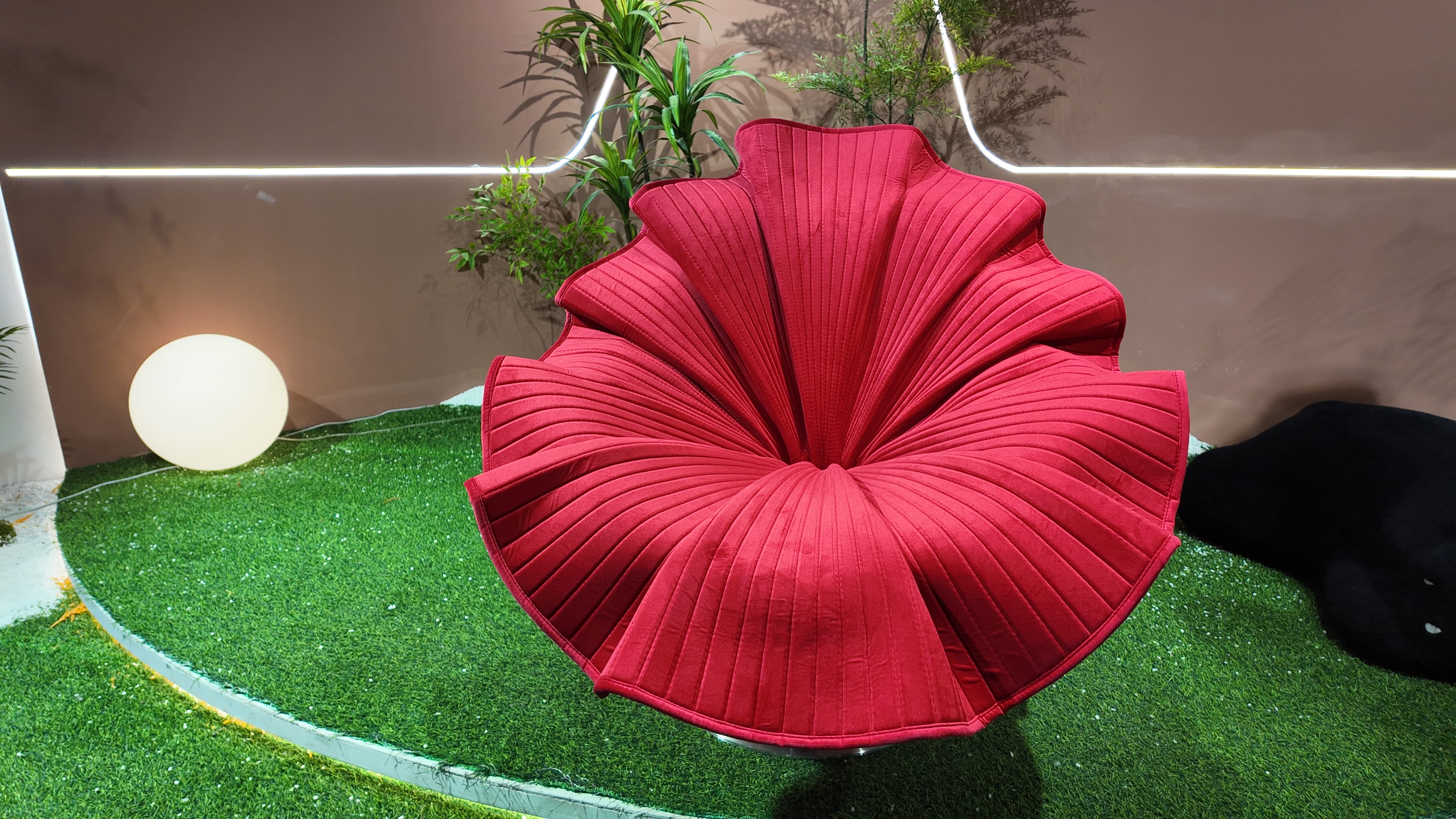 Fauteuil design pivotant en velours côtelé rouge – Fleur