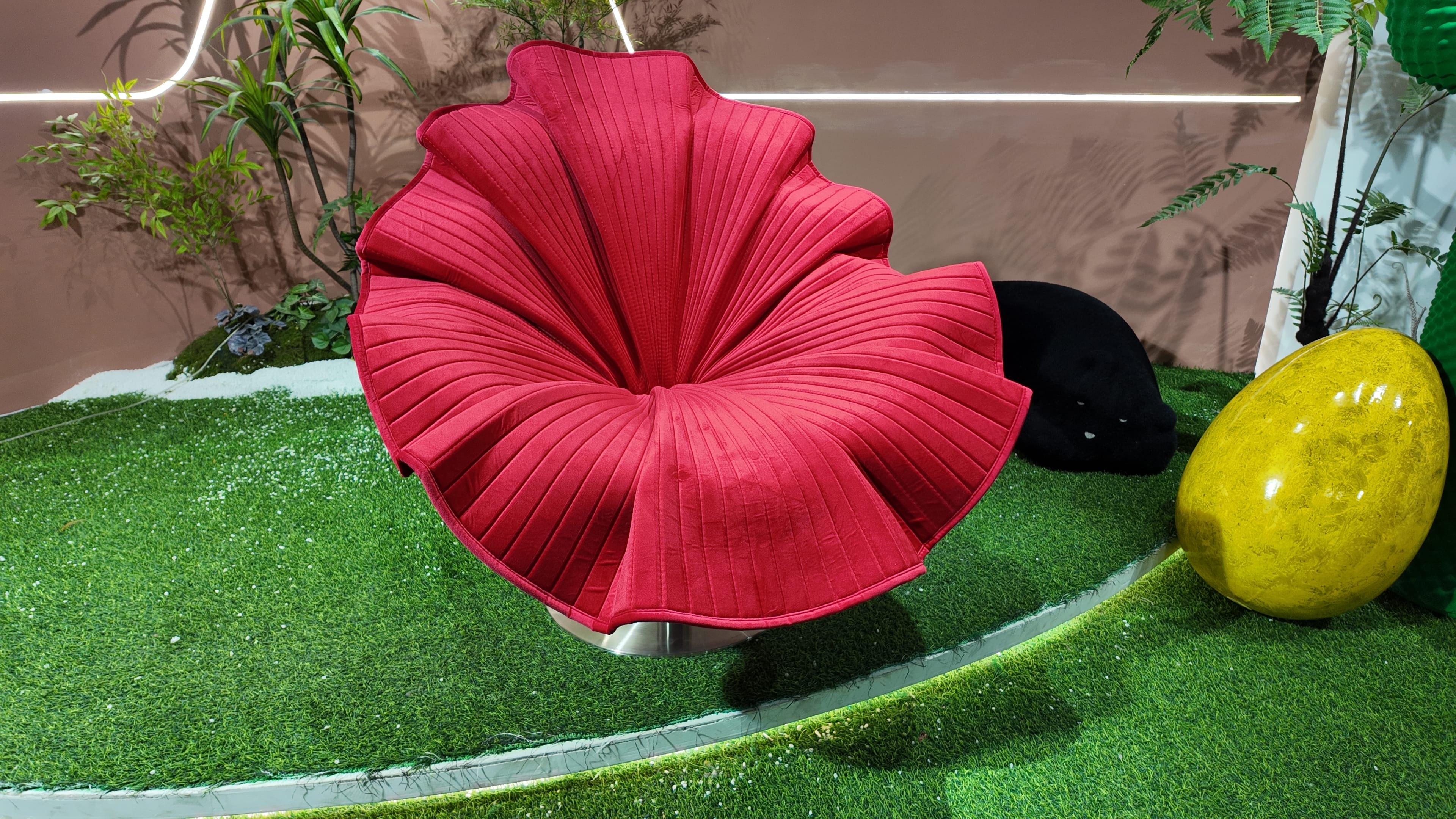 Fauteuil design pivotant en velours côtelé rouge – Fleur
