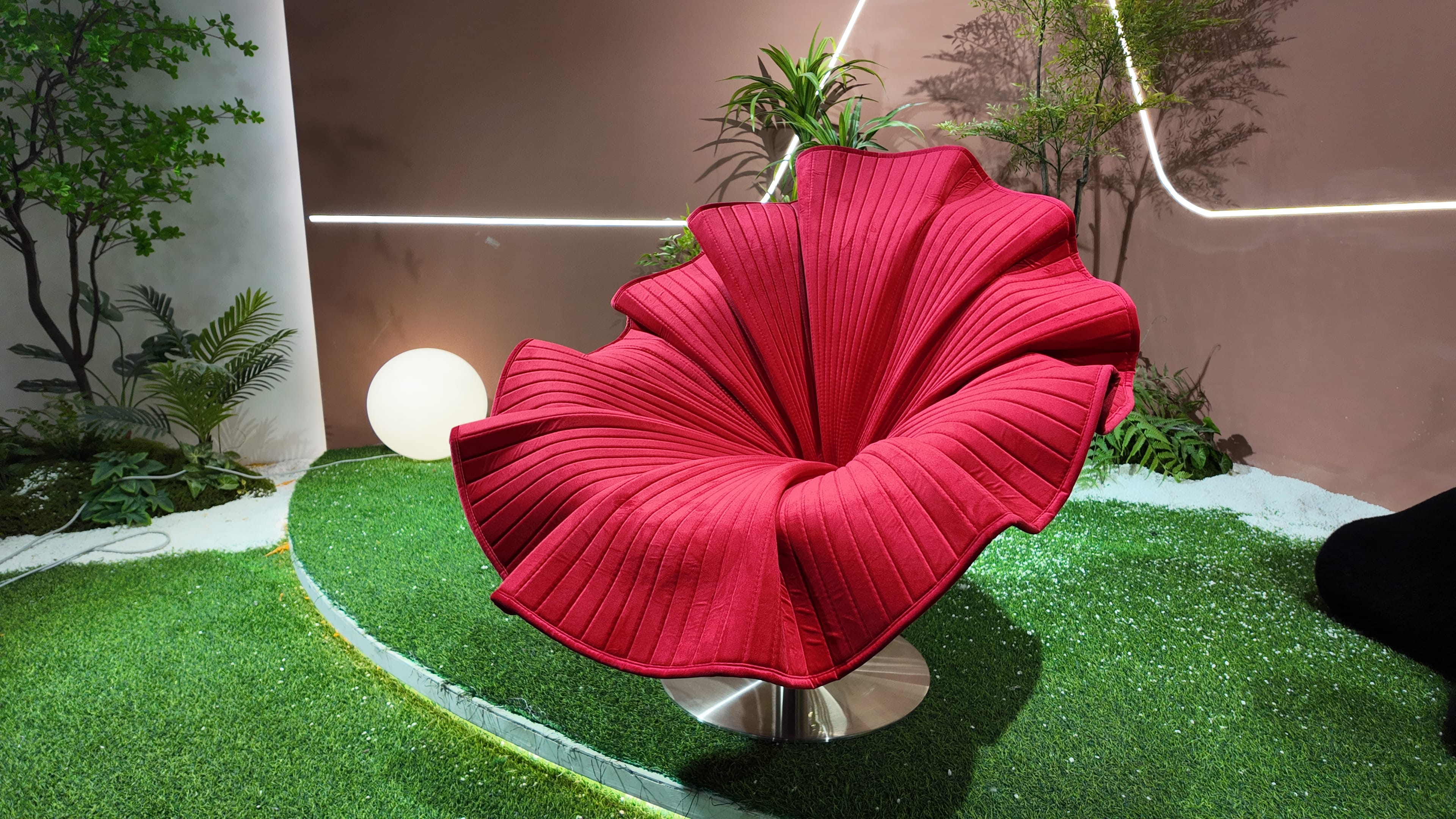 Fauteuil design pivotant en velours côtelé rouge – Fleur