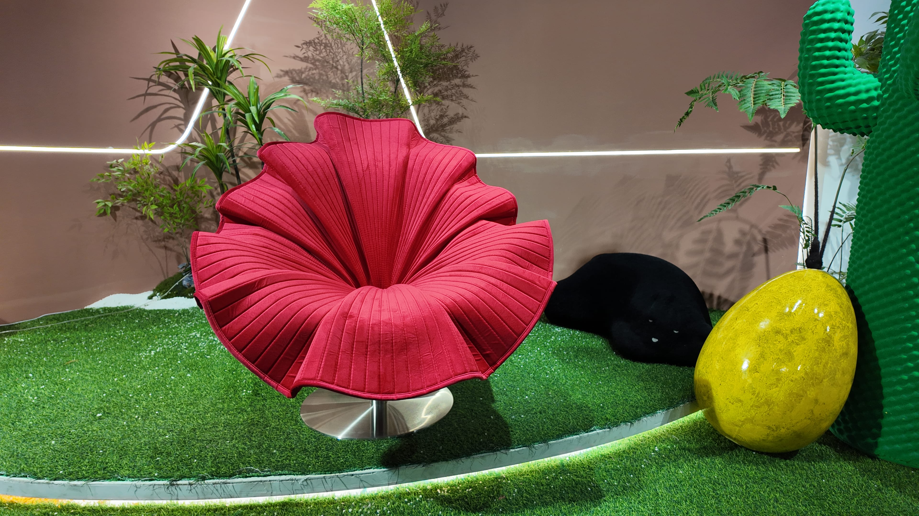 Fauteuil design pivotant en velours côtelé rouge – Fleur
