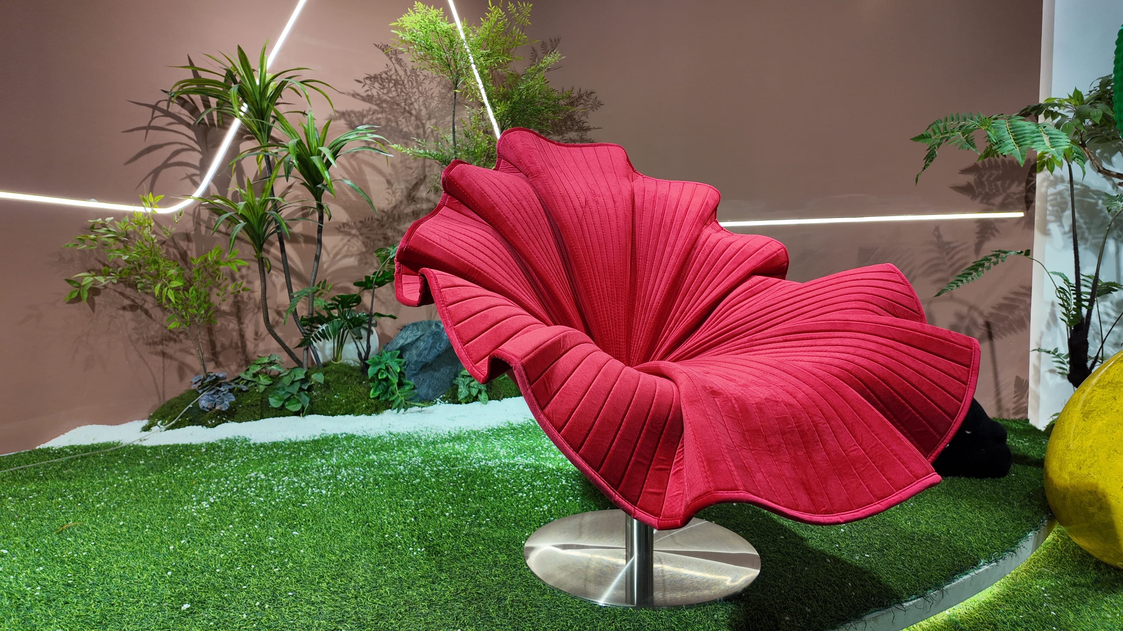 Fauteuil design pivotant en velours côtelé rouge – Fleur