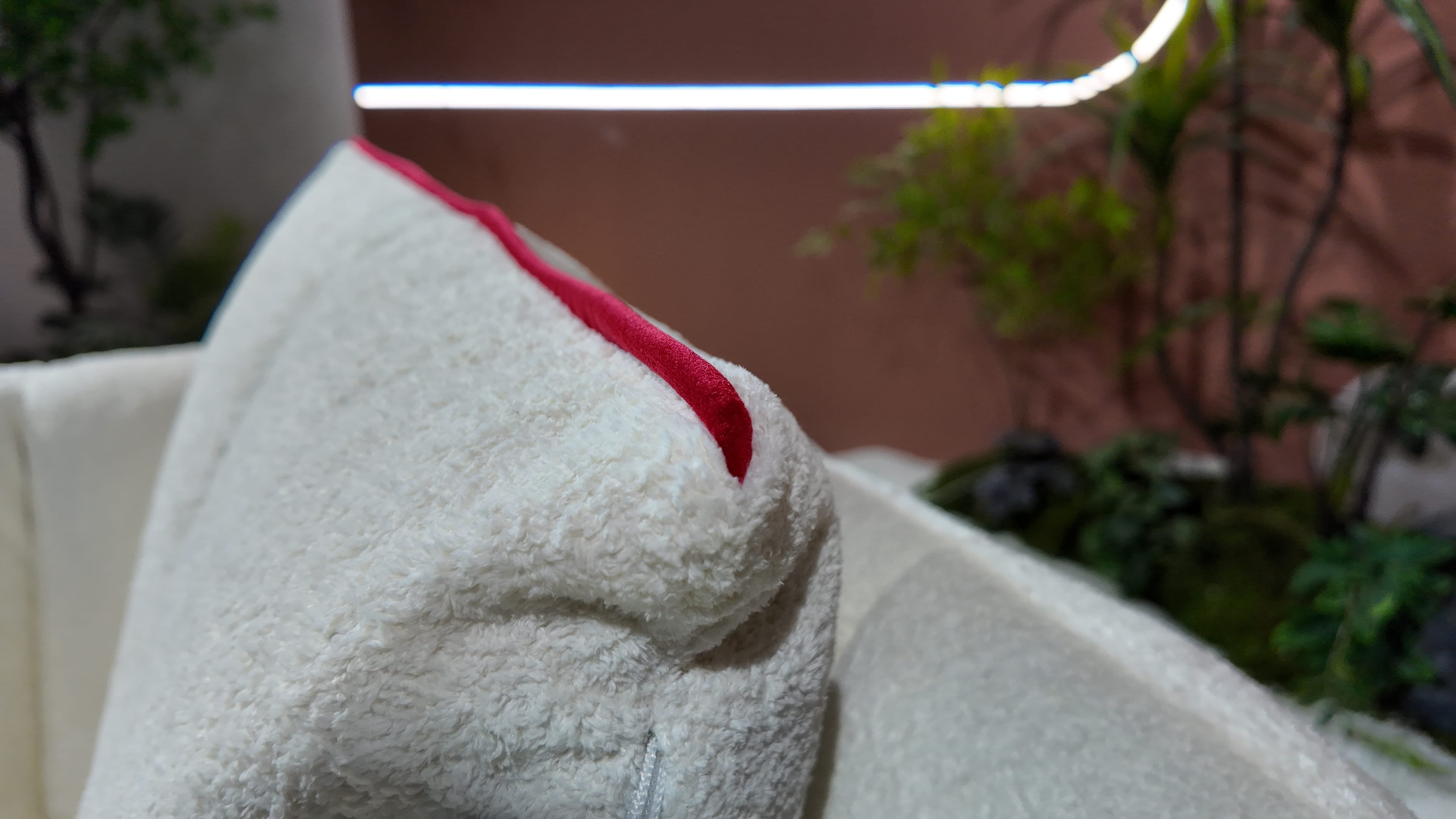 Fauteuil design en tissu bouclé et structure tubulaire laquée rouge – Détente